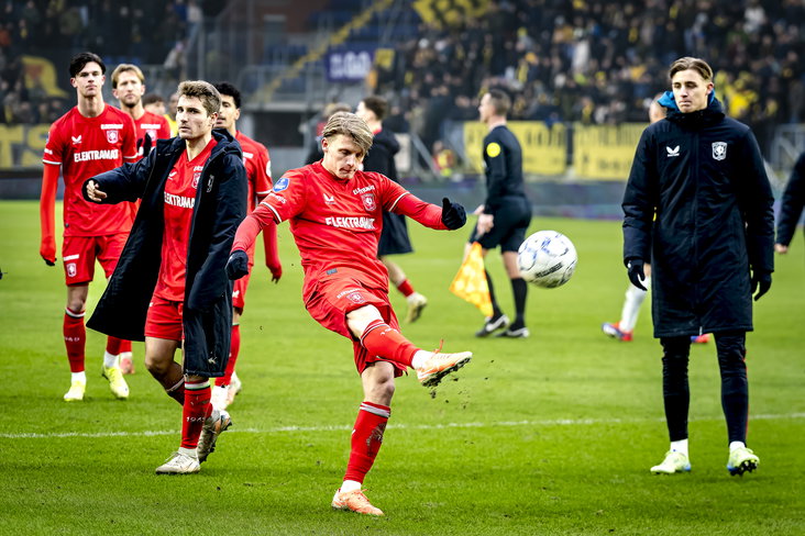 Sem Steijn schiet uit frustratie een bal de tribune in