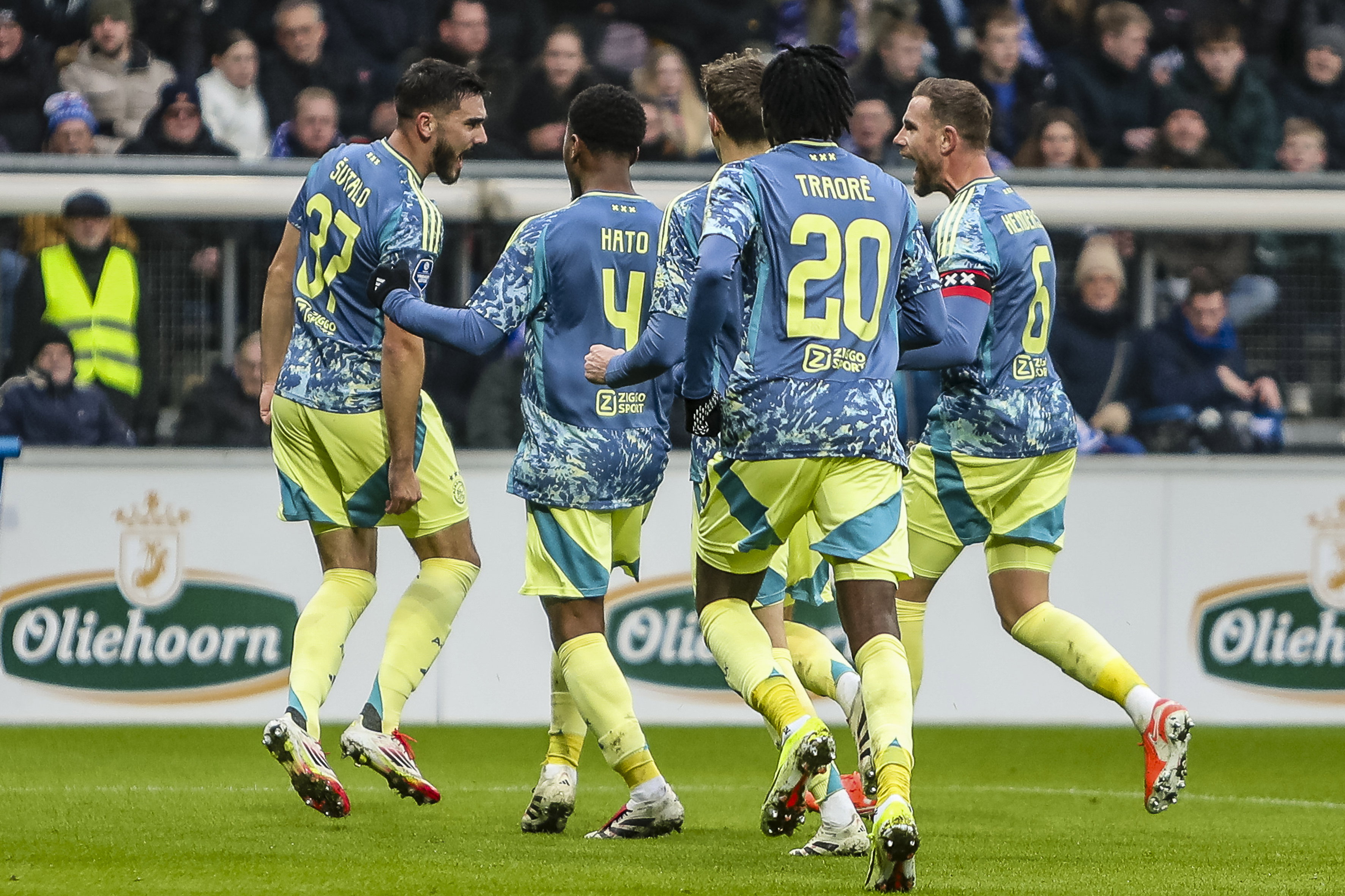 Ajax viert doelpunt Josip Sutalo
