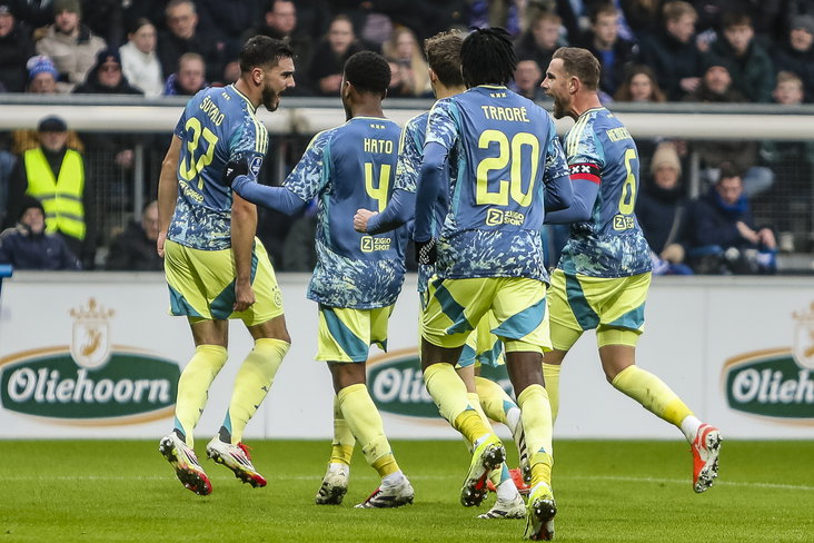 Ajax viert doelpunt Josip Sutalo