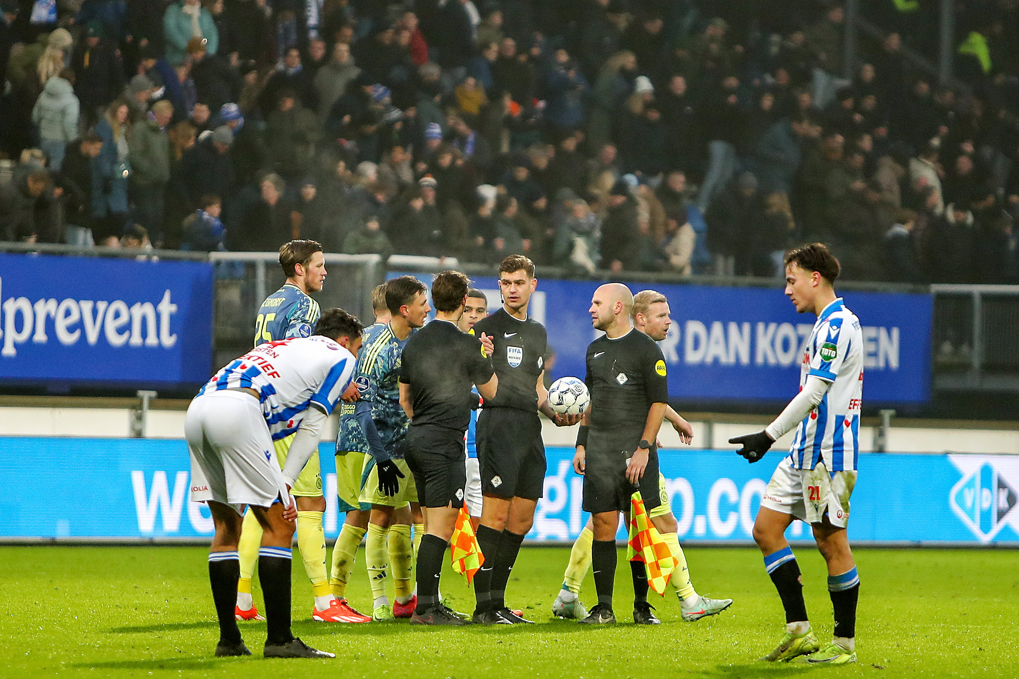 SC Heerenveen spelers balen na het verlies tegen Ajax