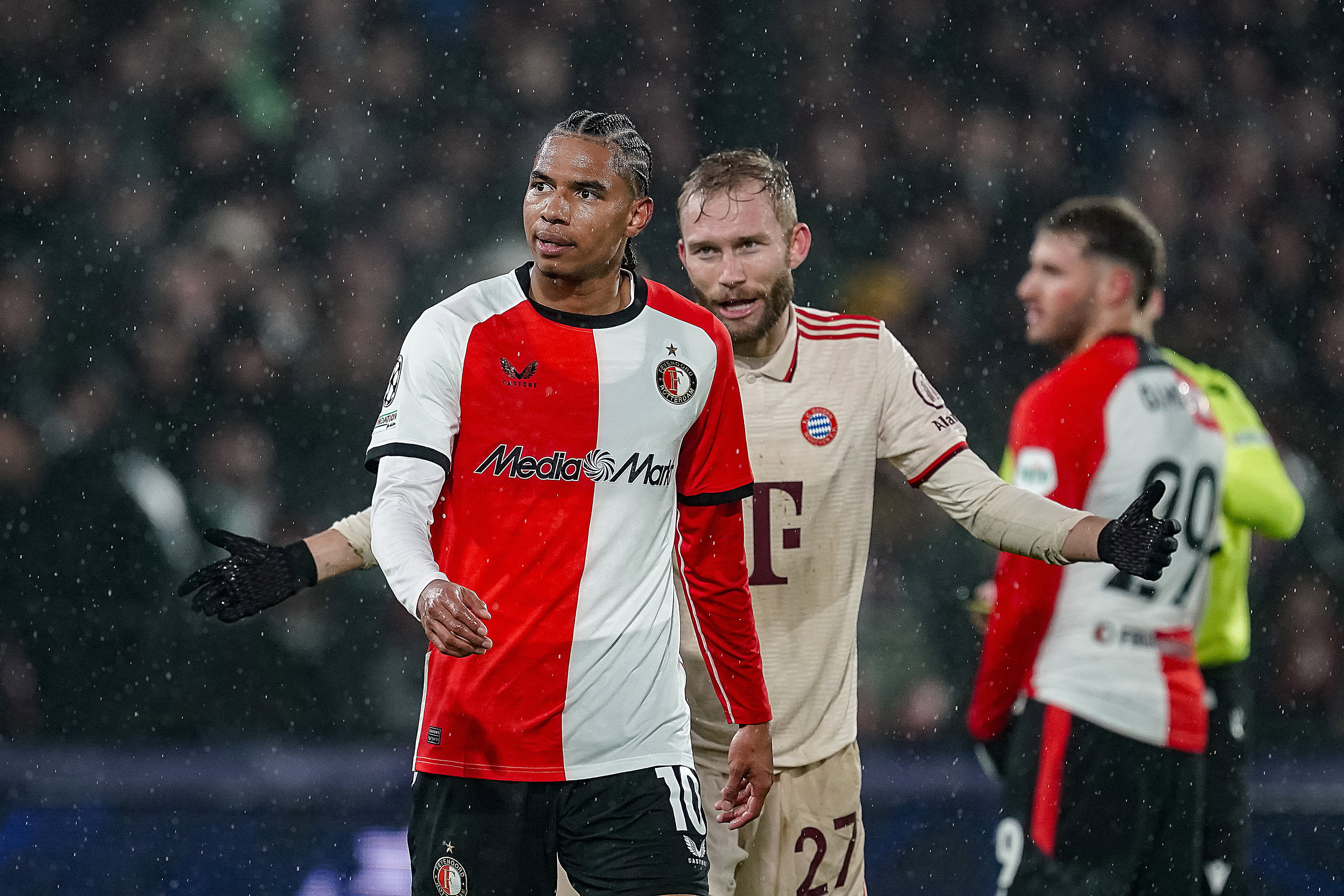 Calvin Stengs in actie tegen Bayern München