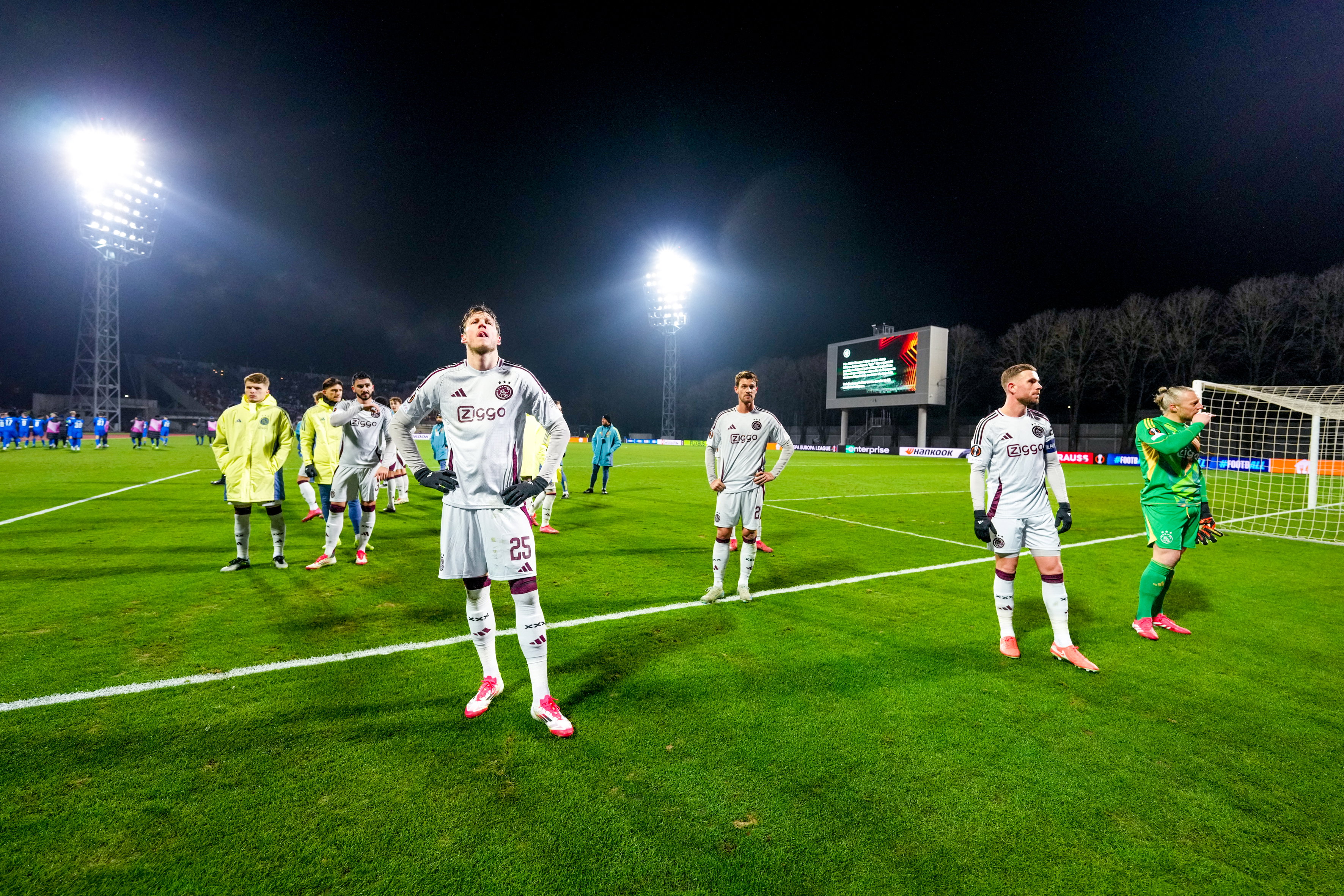 Ajax-spelers na de verloren wedstrijd tegen RFS