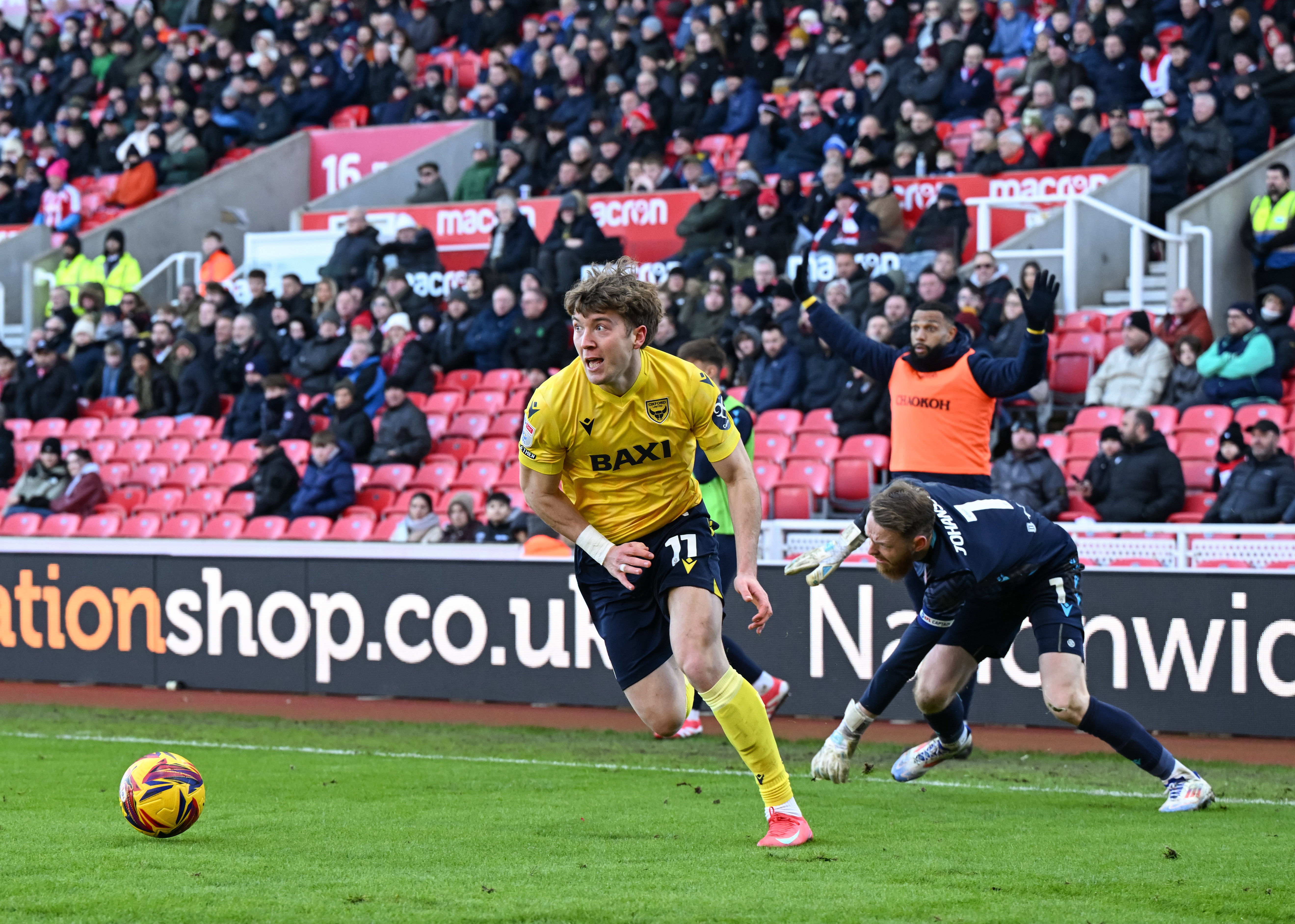 Ole Romeny in actie voor Oxford United