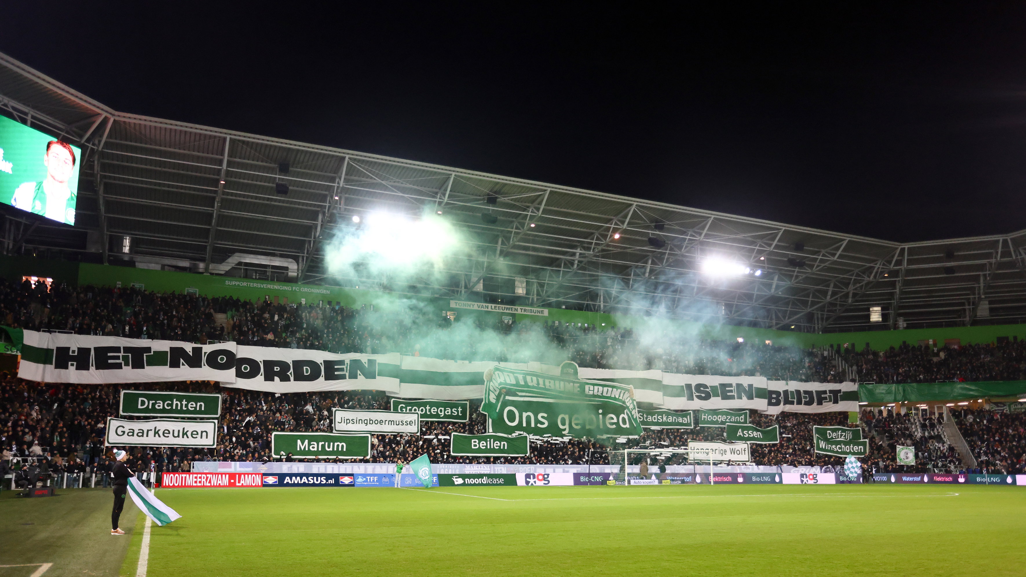 De sfeeractie van de FC Groningen-supporters voor de Derby van het Noorden