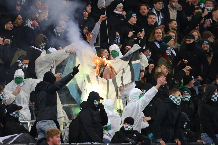 FC Groningen-fans steken een doek van SC Heerenveen-fans in brand