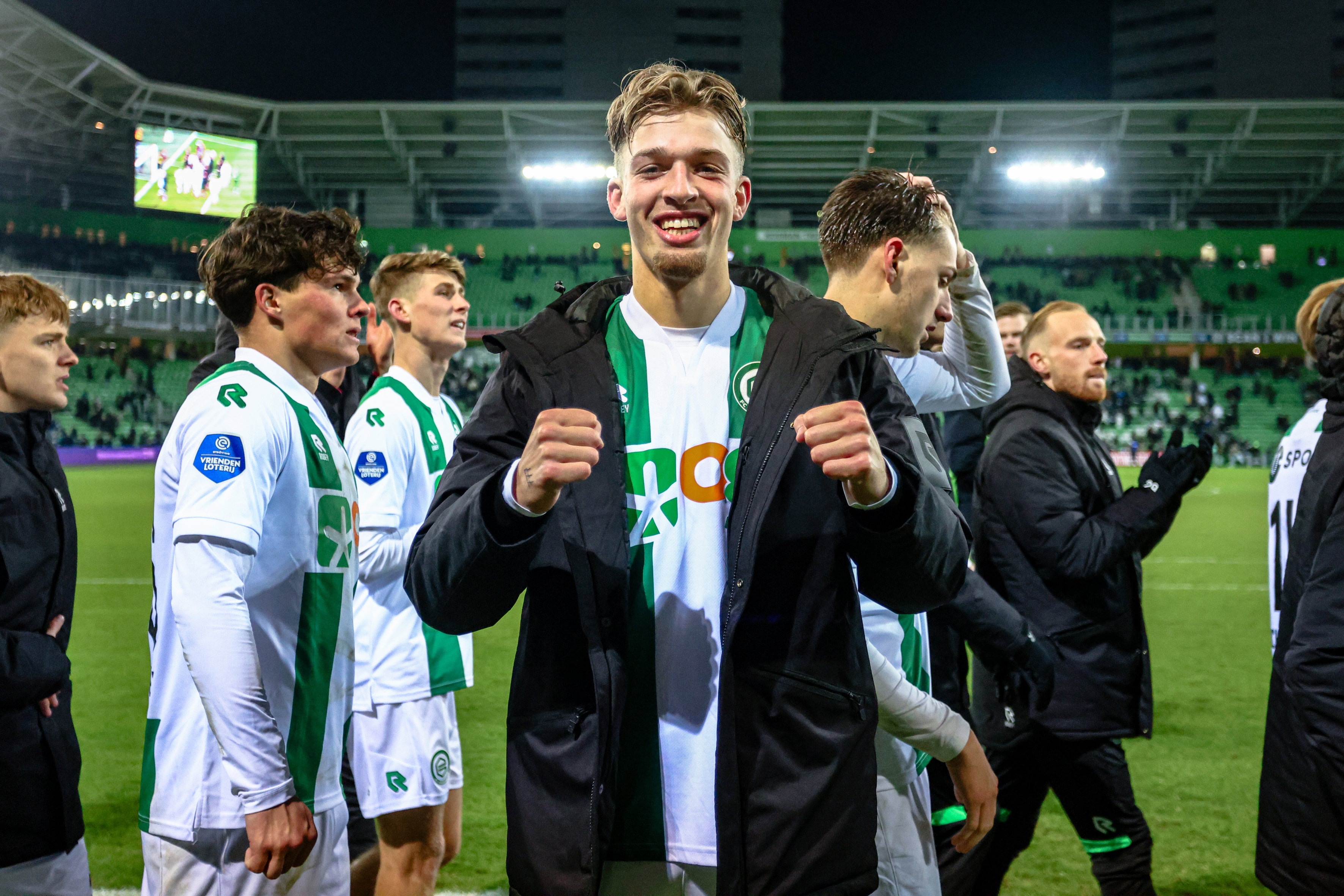 Luciano Valente trots na zijn goal en de winst op SC Heerenveen