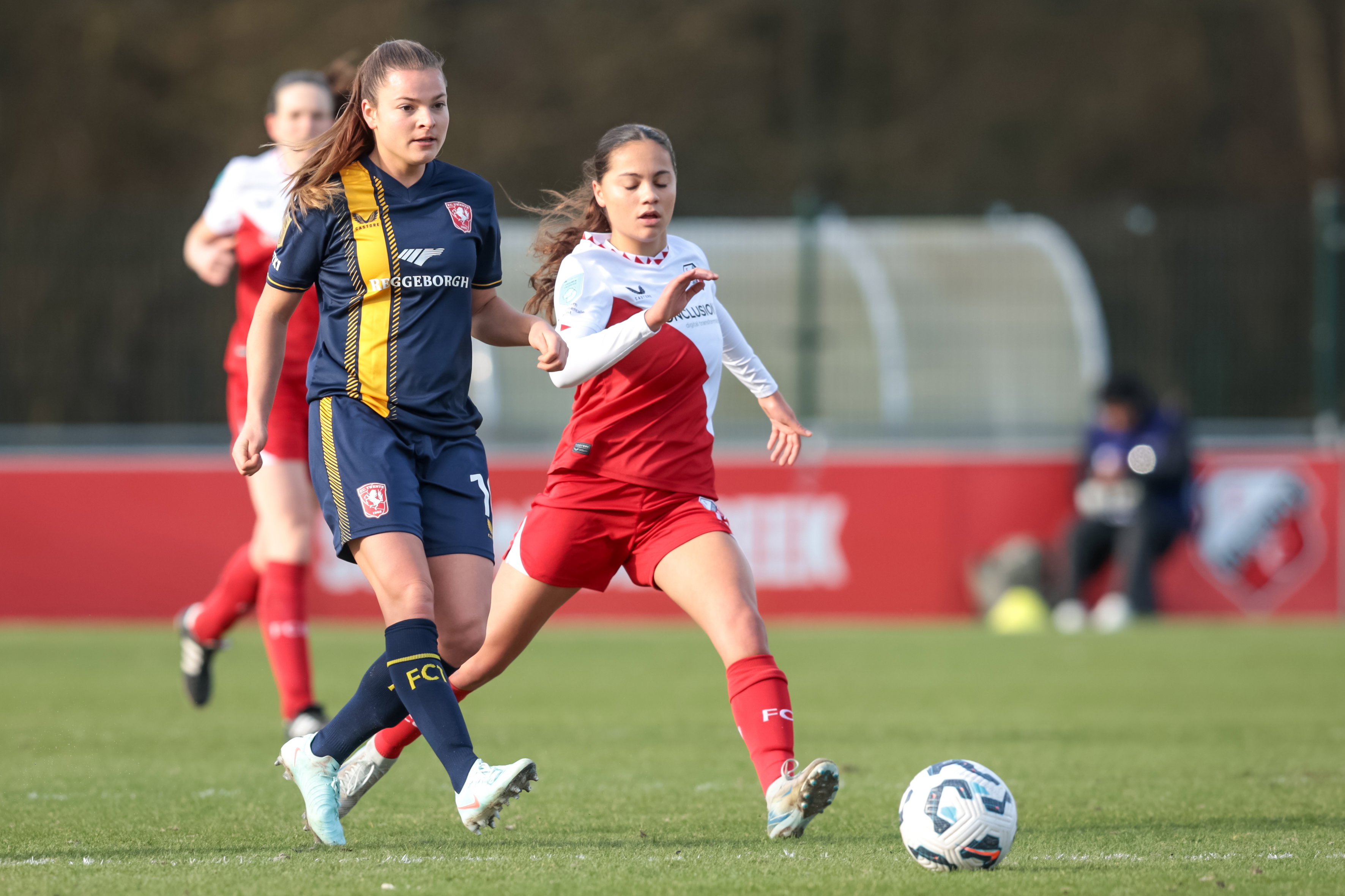 Kayleigh van Dooren (FC Twente) en Rosalie Renfurm (FC Utrecht)