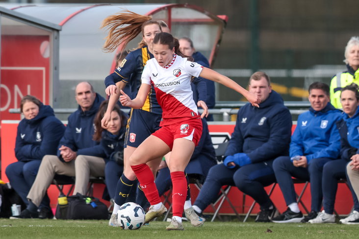 Kyra Koopman (FC Utrecht) in het duel met FC Twente