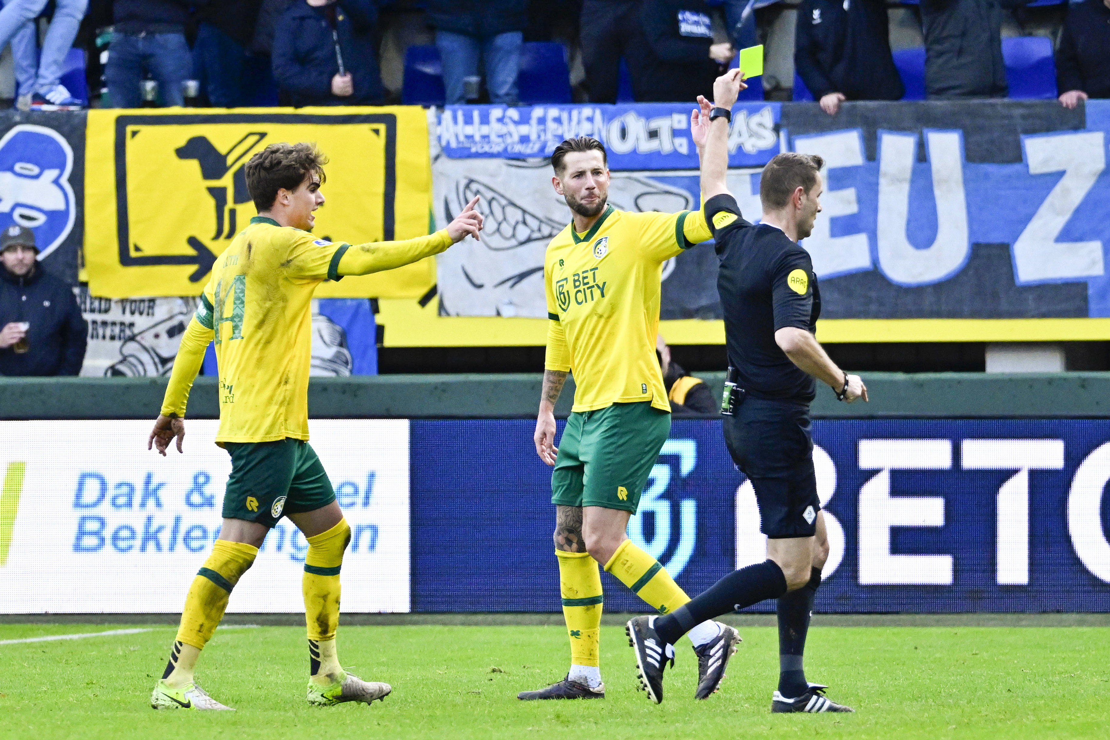 Mitchell Dijks krijgt geel