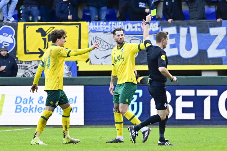 Mitchell Dijks krijgt geel