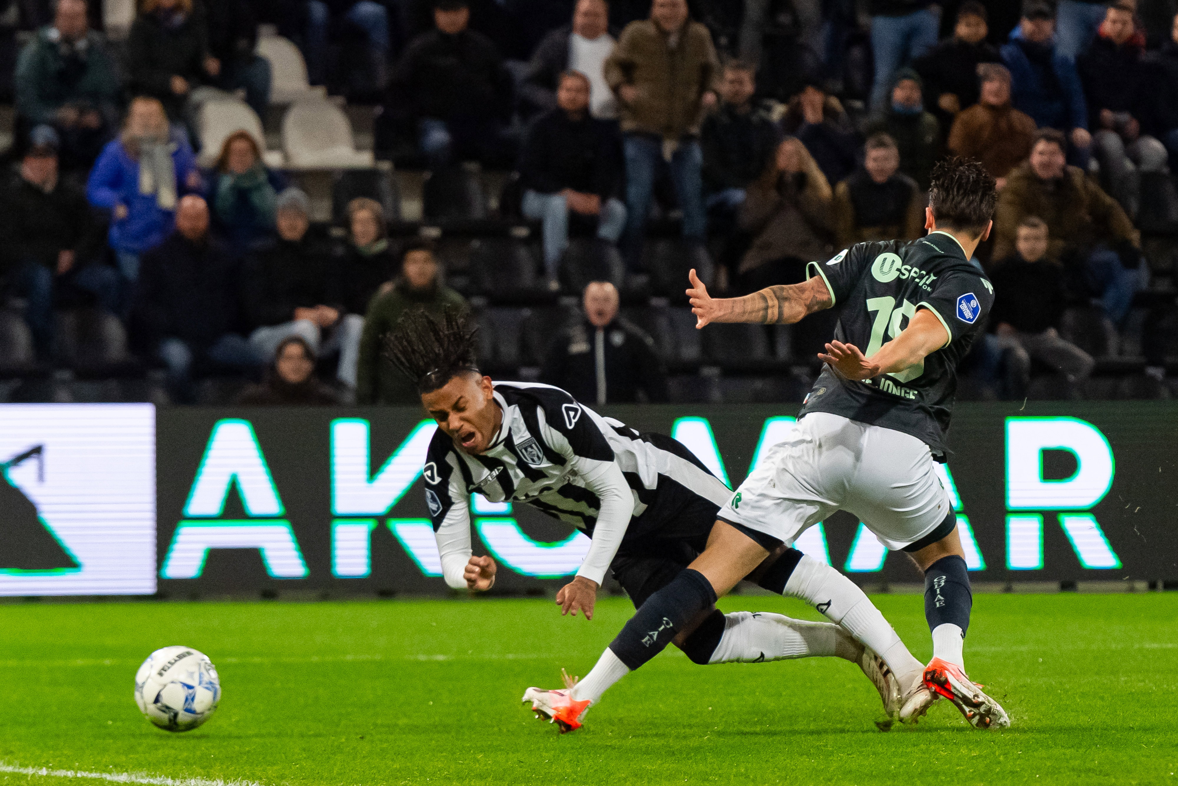 Mimeirhel Benita met de schwalbe tegen FC Groningen