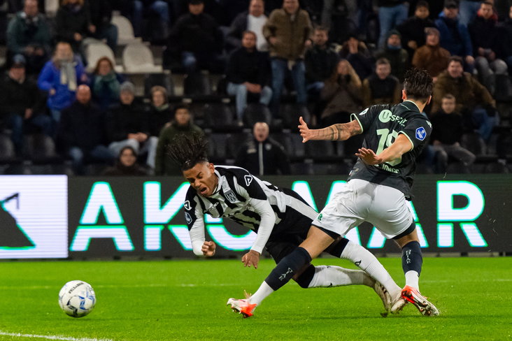 Mimeirhel Benita met de schwalbe tegen FC Groningen