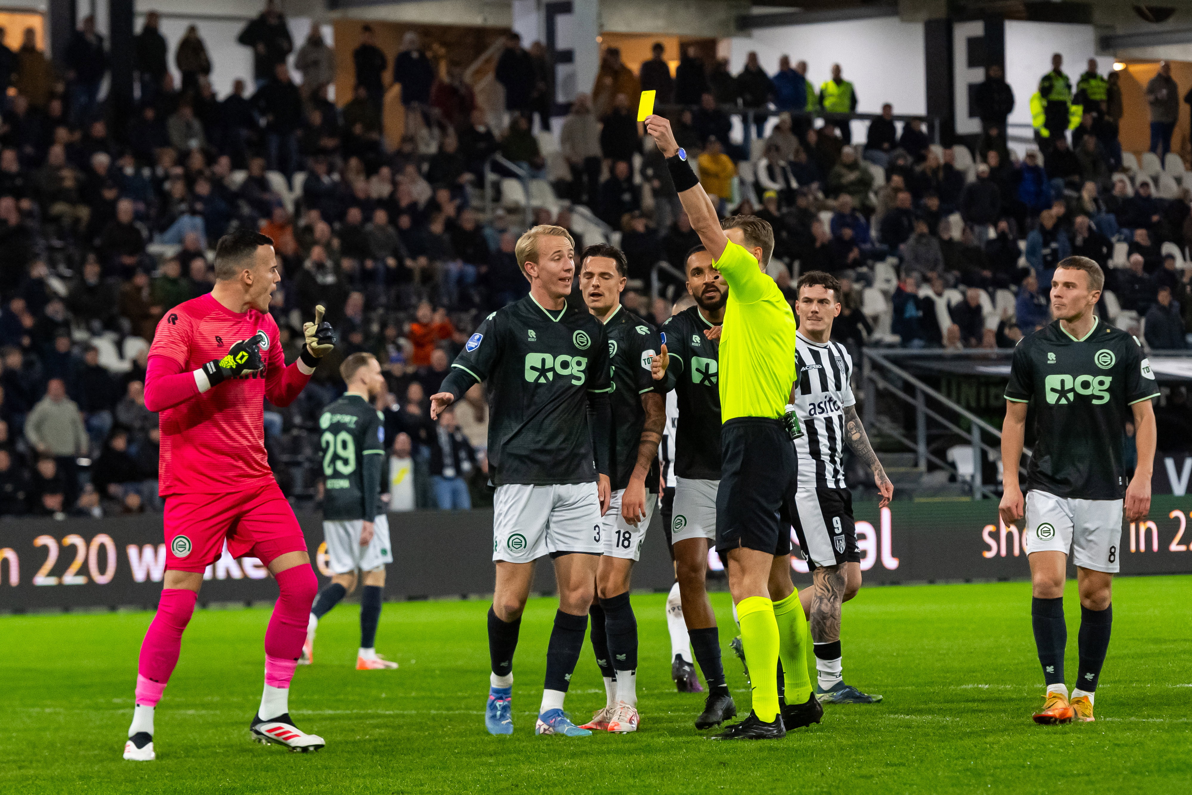 Etienne Vaessen krijgt geel tegen Heracles Almelo