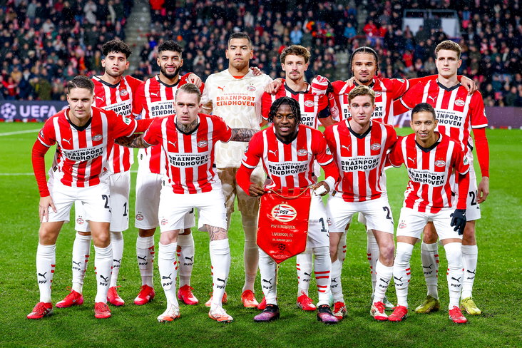 Elftalfoto PSV tegen Liverpool met linksboven Ricardo Pepi