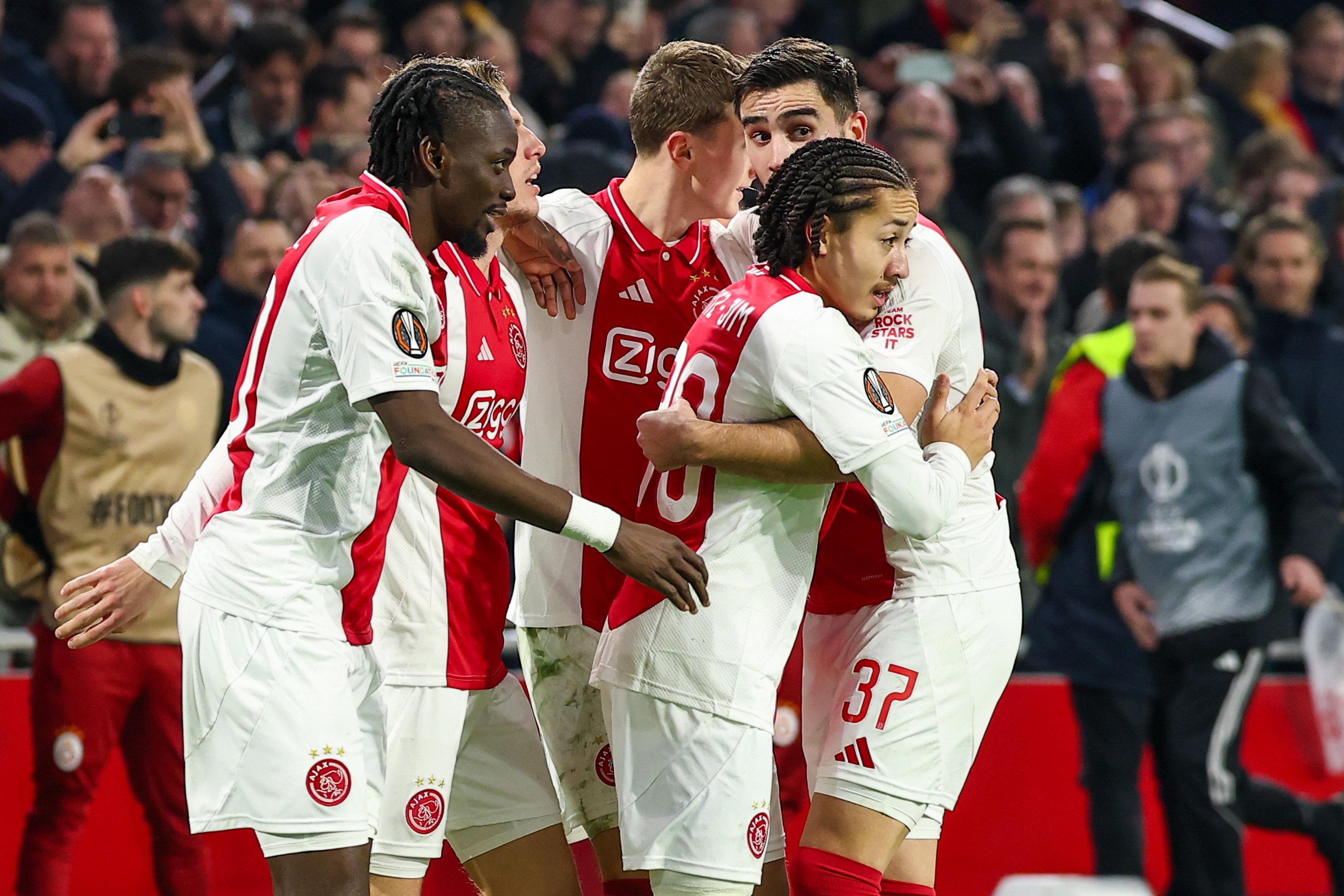 Kian Fitz-Jim wordt gefeliciteerd met zijn doelpunt in Ajax 1