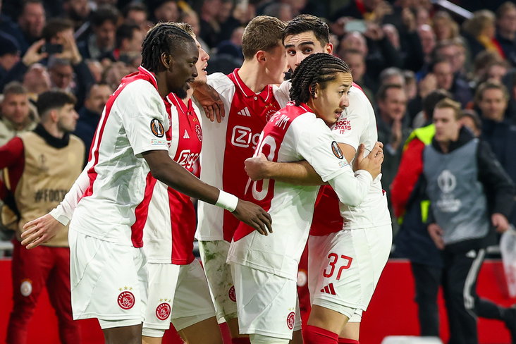 Kian Fitz-Jim wordt gefeliciteerd met zijn doelpunt in Ajax 1