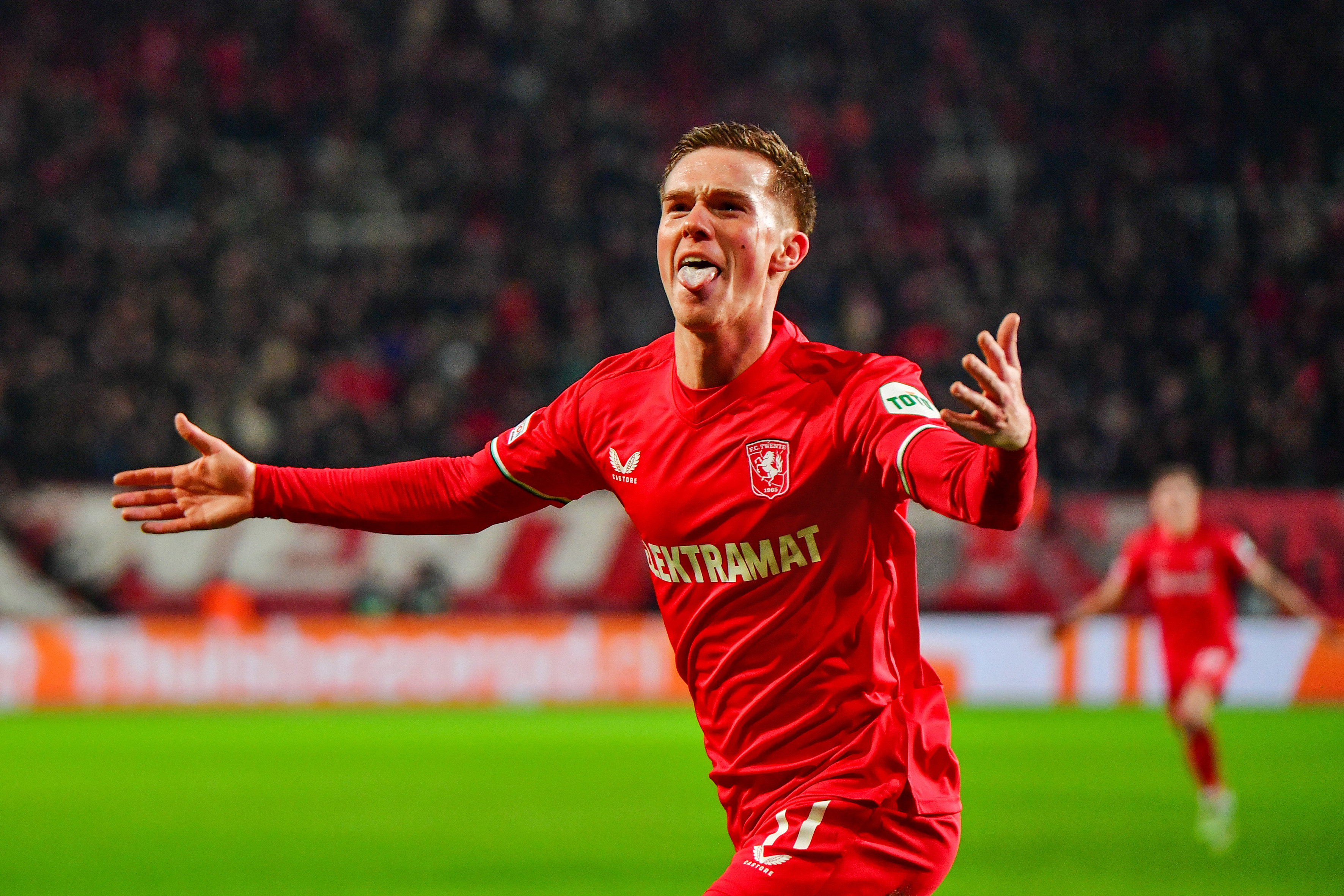 Daan Rots juicht na zijn goal tegen Besiktas