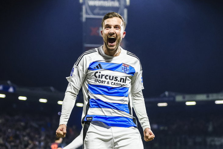 Dylan Vente viert een treffer namens PEC Zwolle