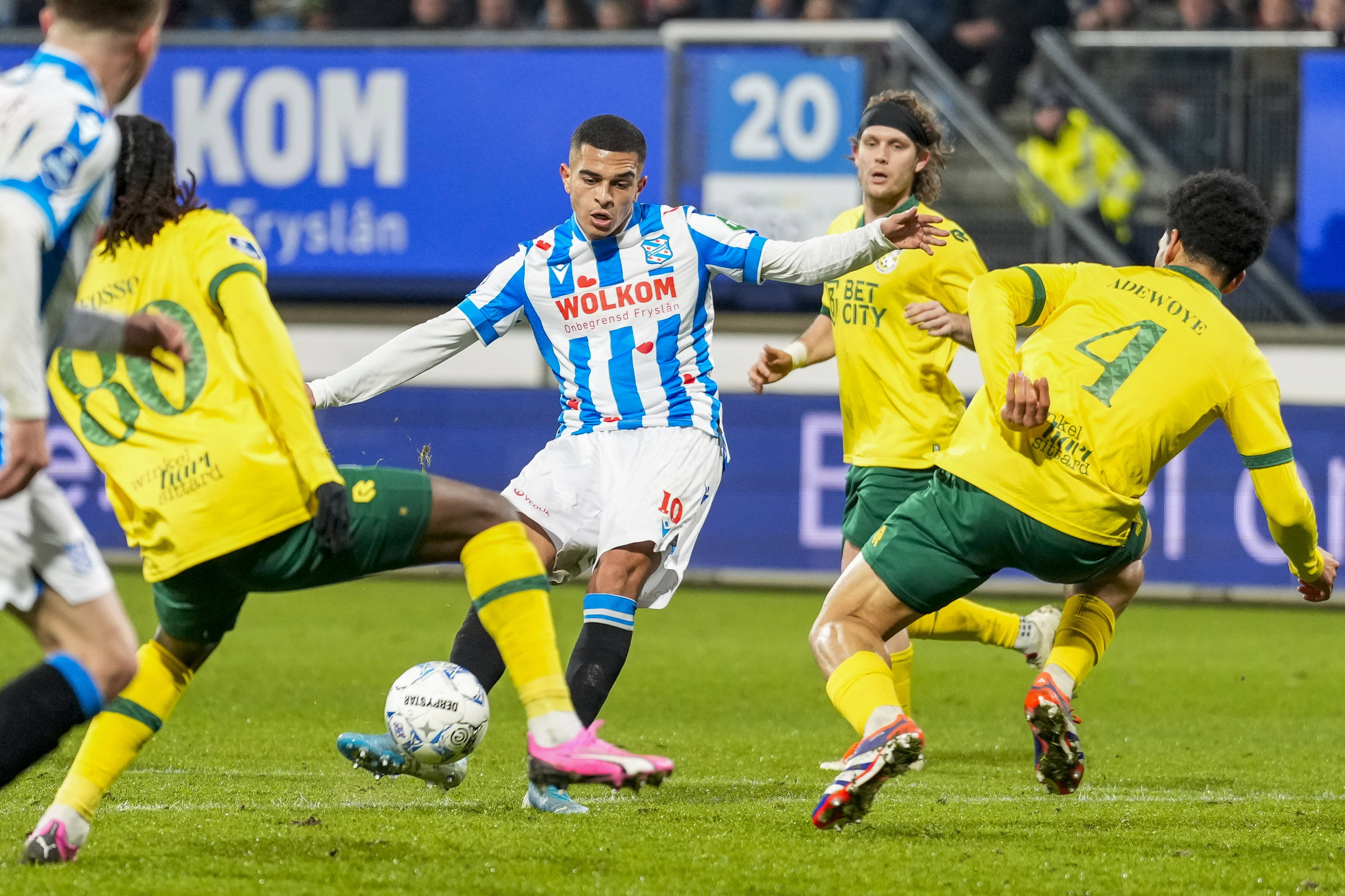 Ilias Sebaoui aan de bal tegen Fortuna Sittard