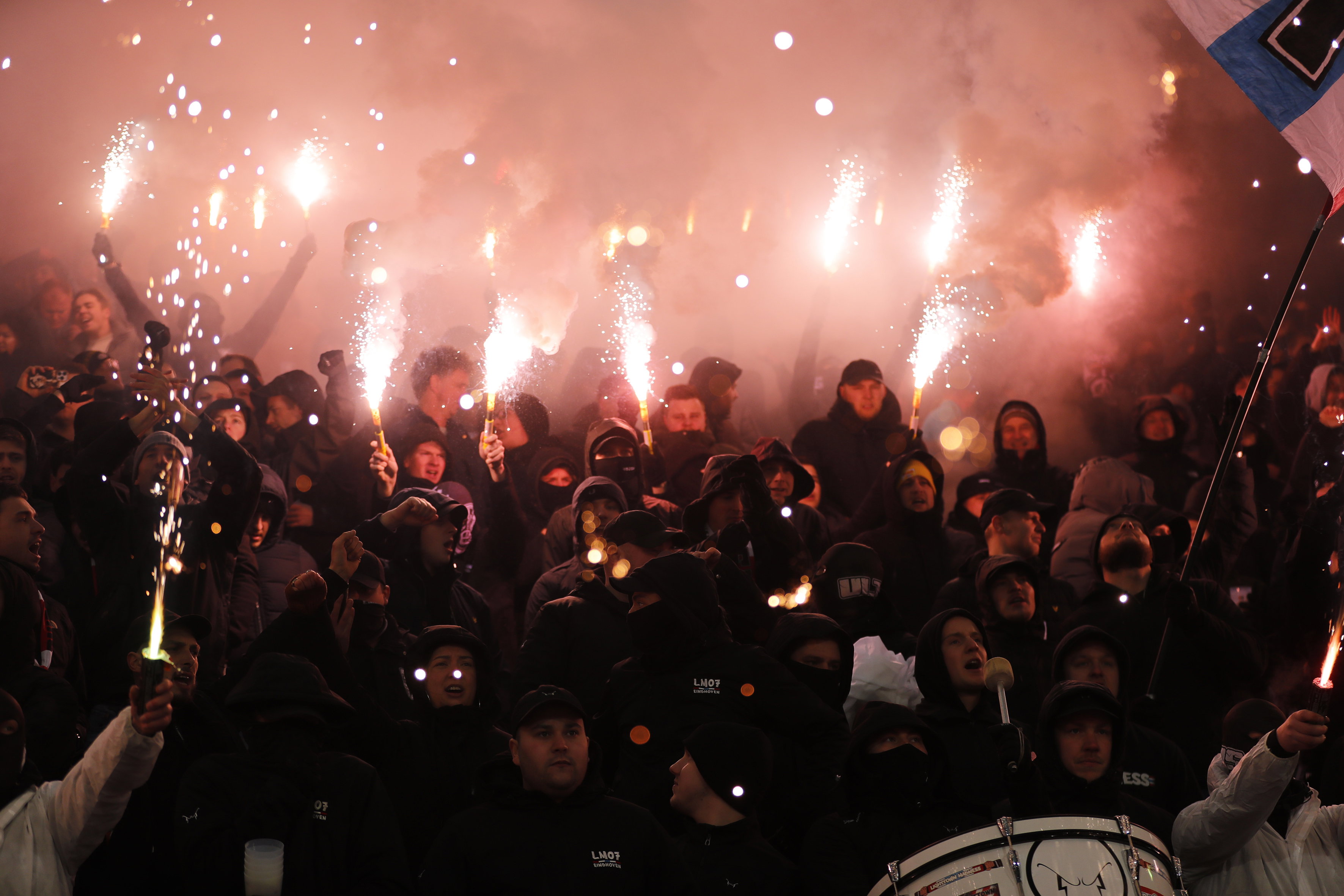 Vuurwerk in het uitvak van NEC door PSV-supporters