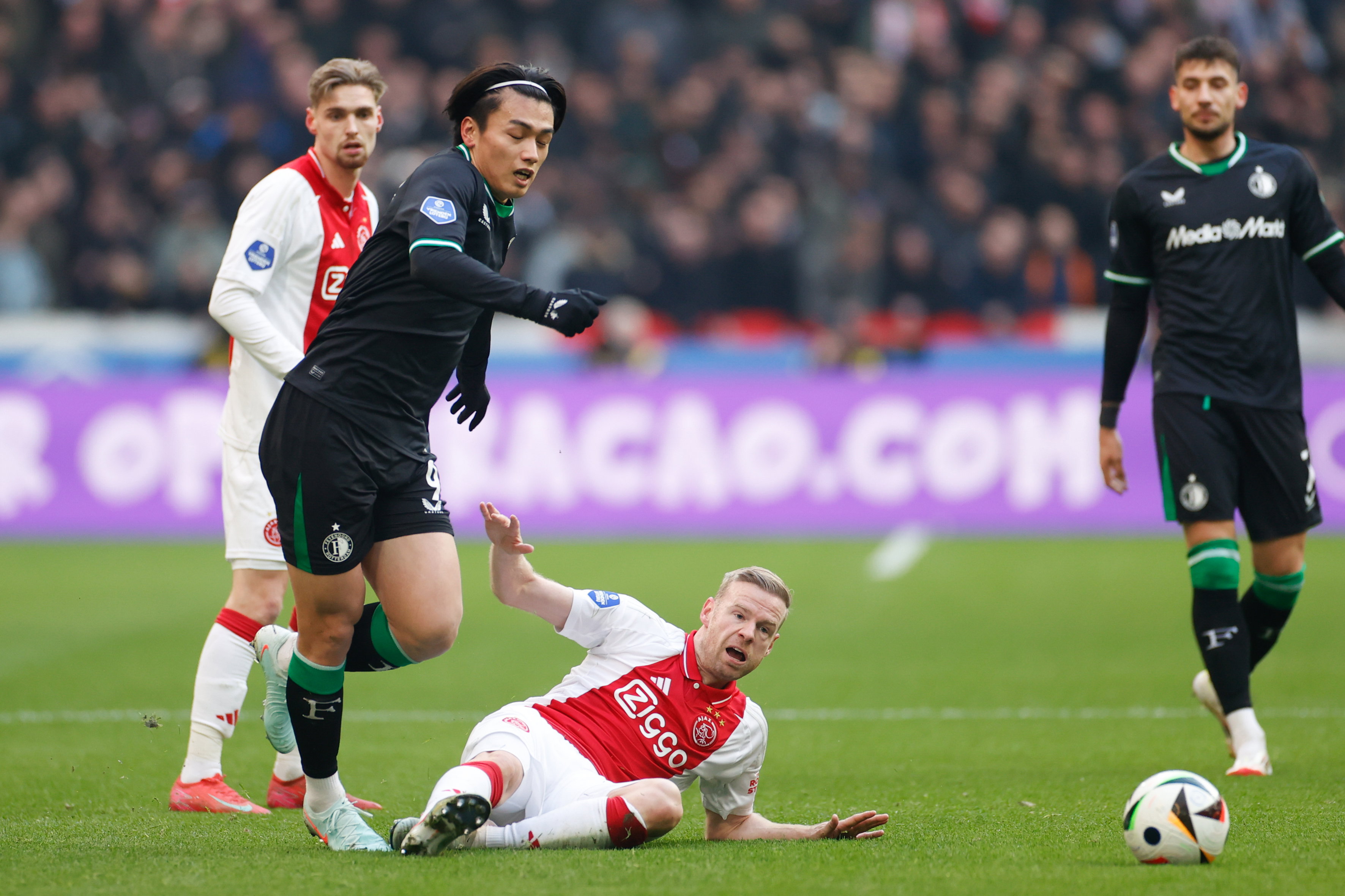 Ayase Ueda in duel met Davy Klaassen