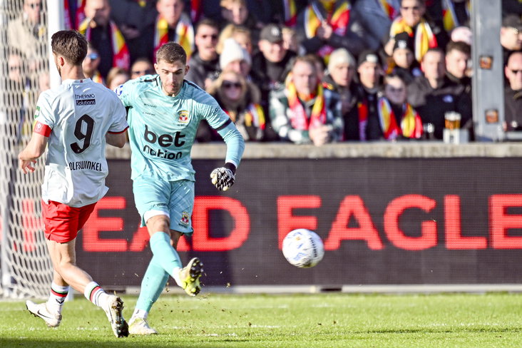 Jari De Busser in actie tegen FC Twente