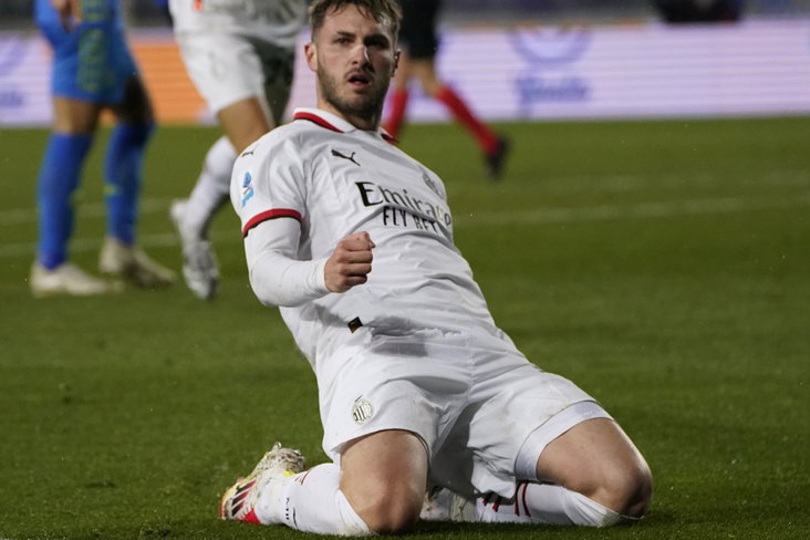 Santiago Gimenez viert zijn eerste treffer voor AC Milan