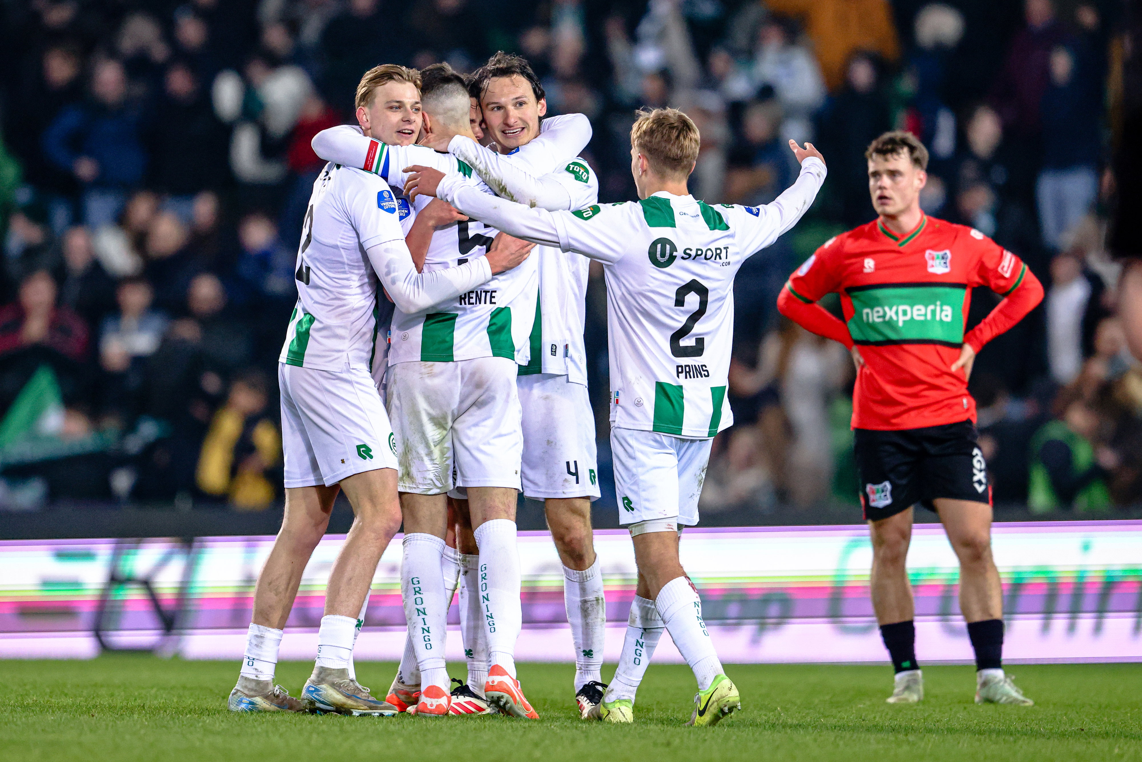 Wouter Prins viert de goal met zijn teamgenoten