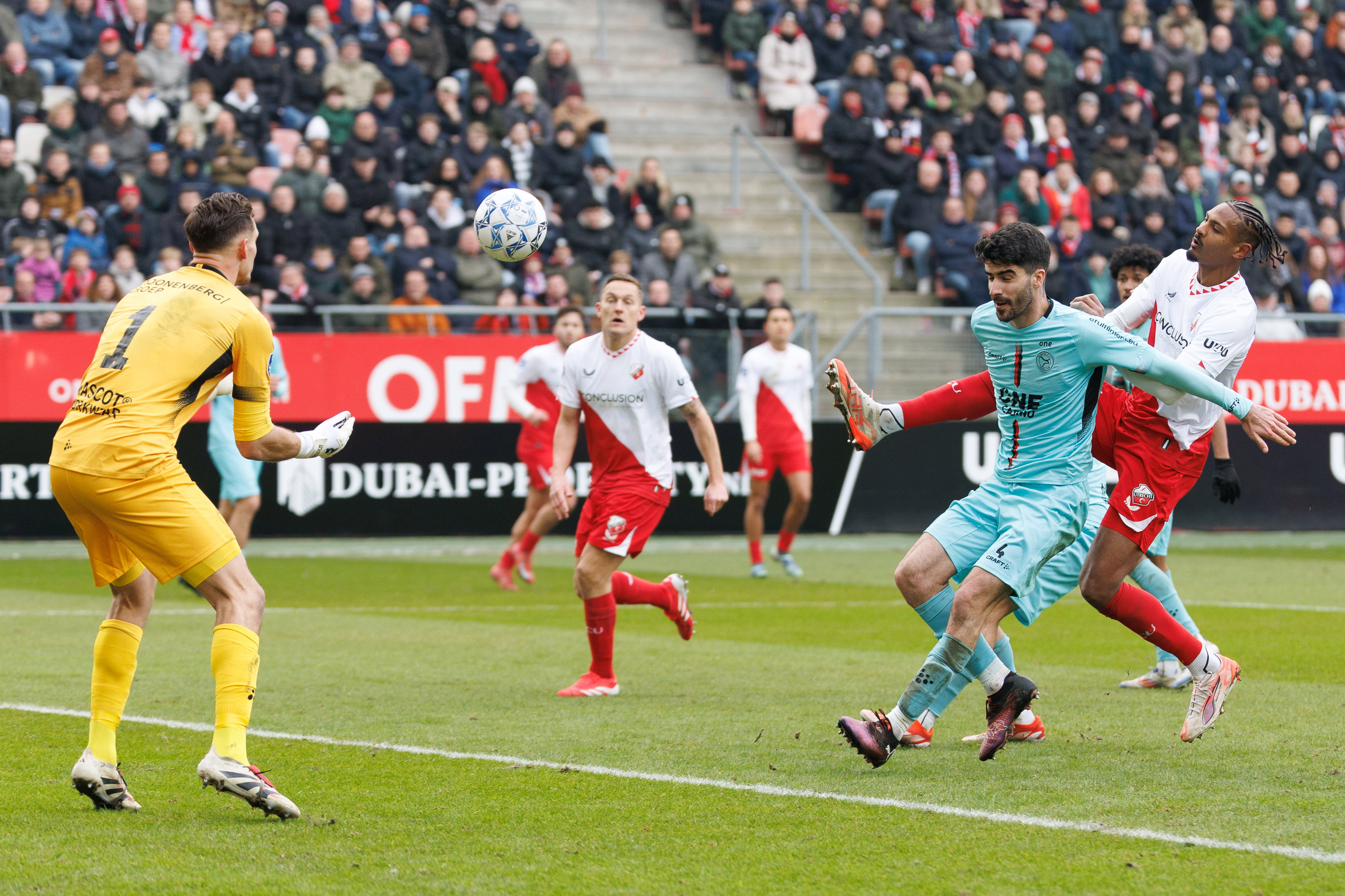 Ricardo Visus stopt Sébastien Haller af