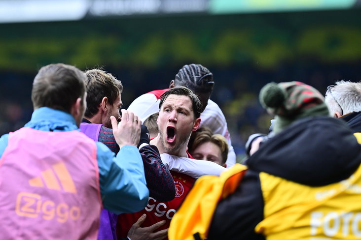 Wout Weghorst wordt bejubeld