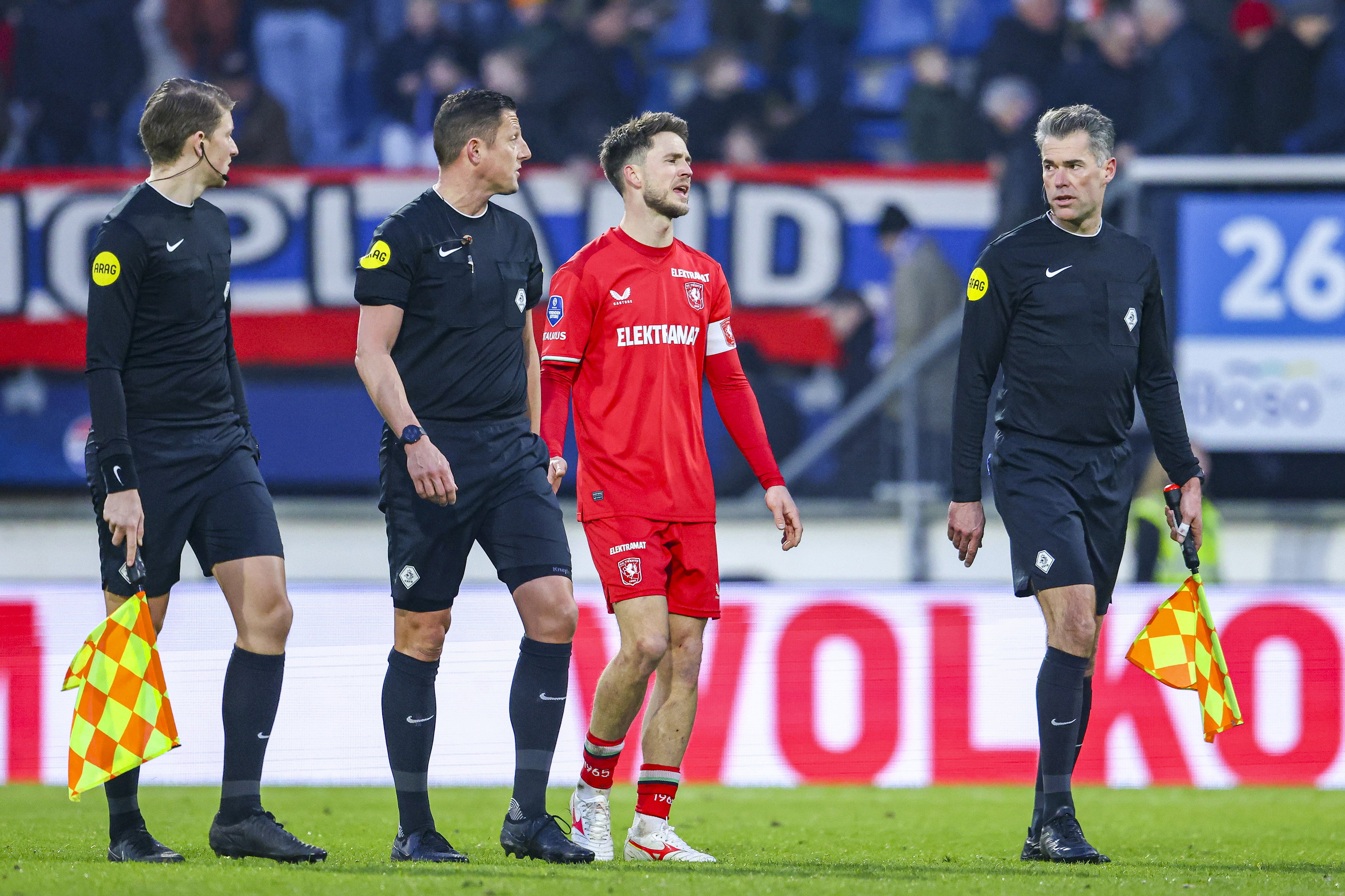 Ricky van Wolfswinkel met scheidsrechter Jeroen Manschot