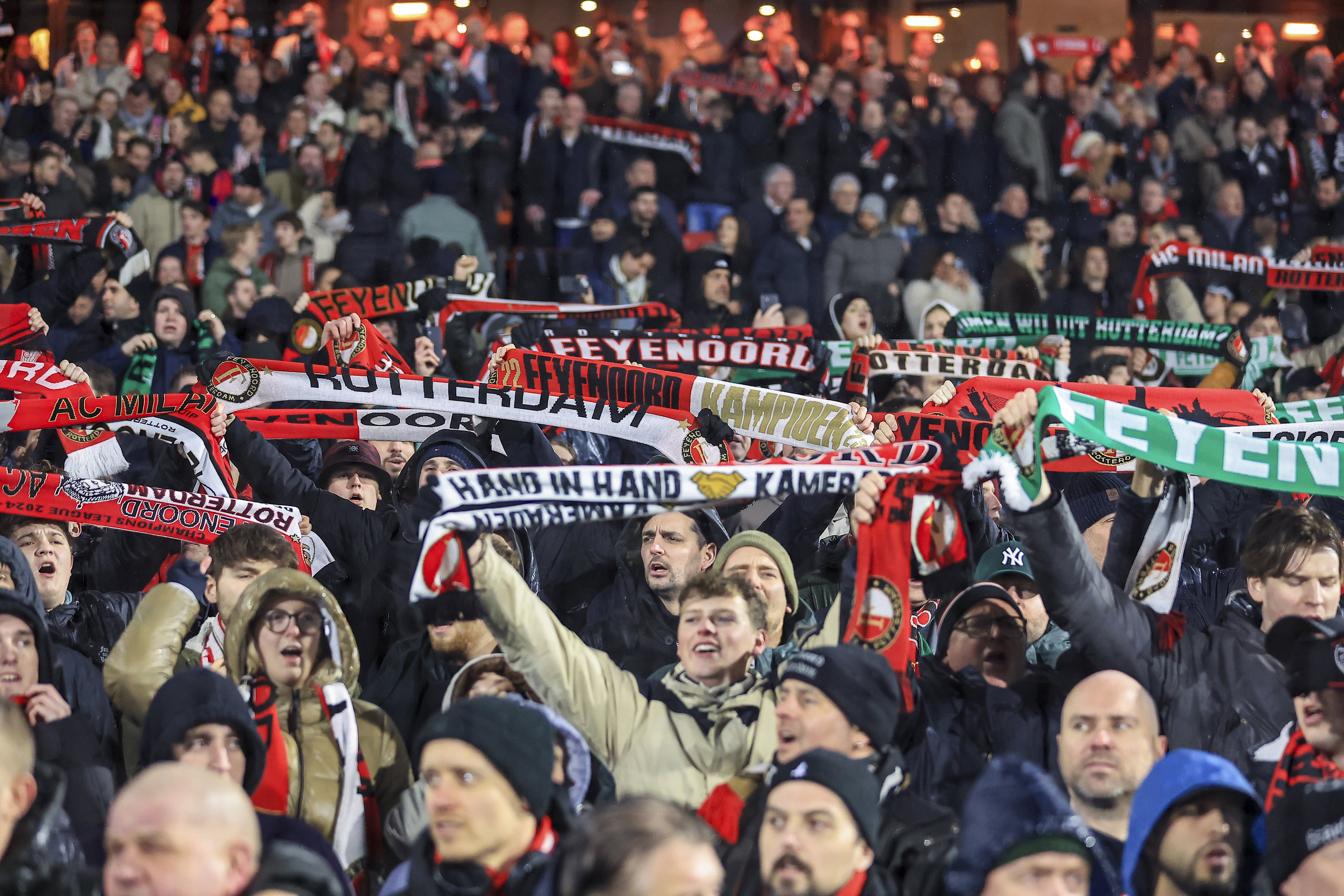 Supporters van Feyenoord met sjaals