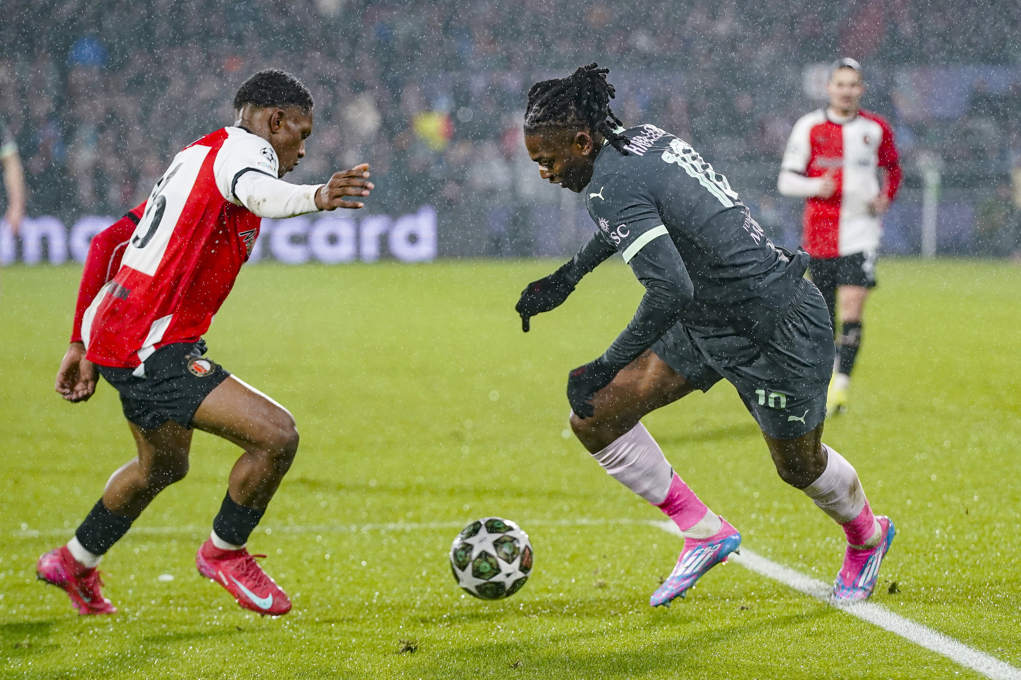 Givairo Read in actie tegen Rafael Leão