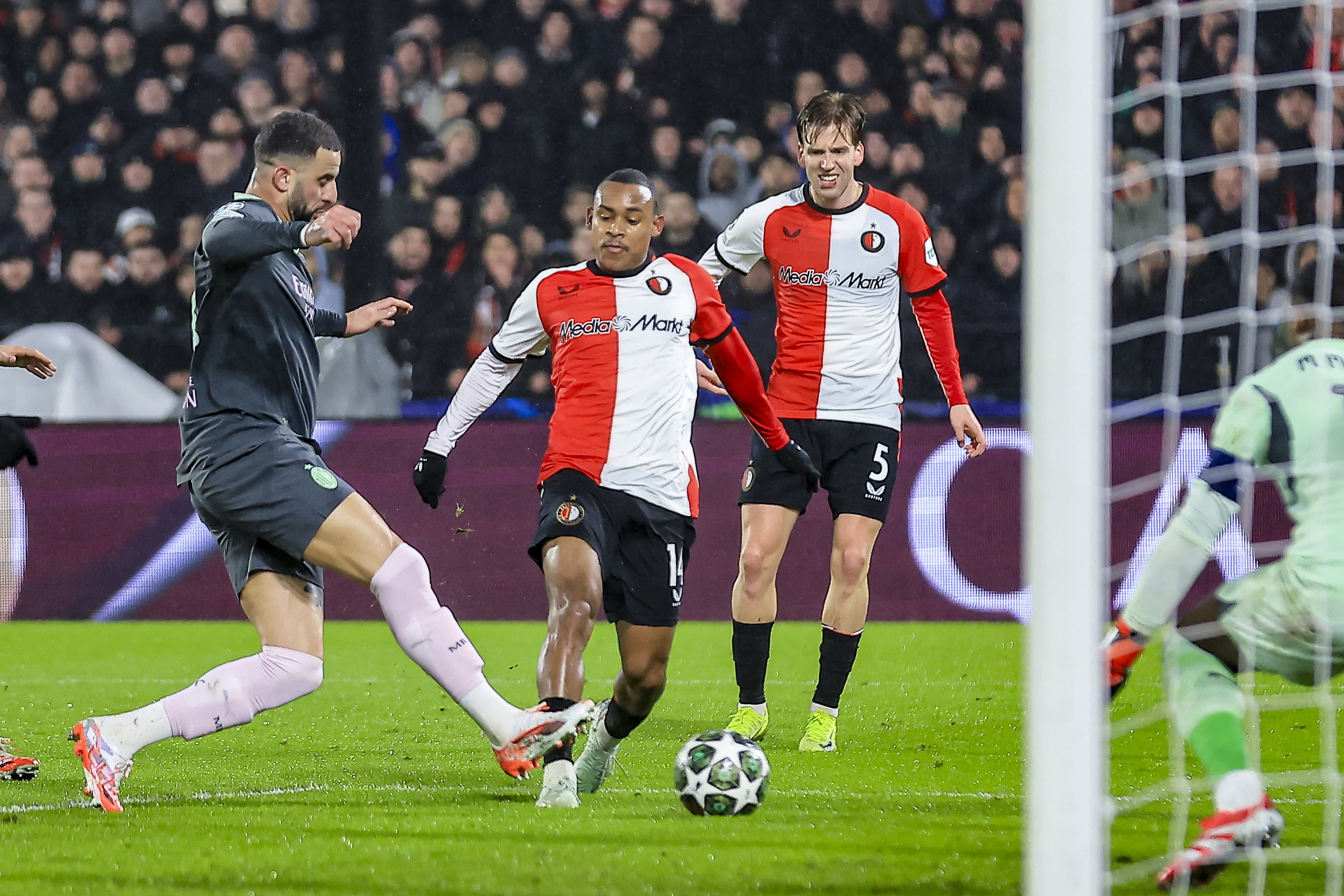 Igor Paixão in actie tegen AC Milan