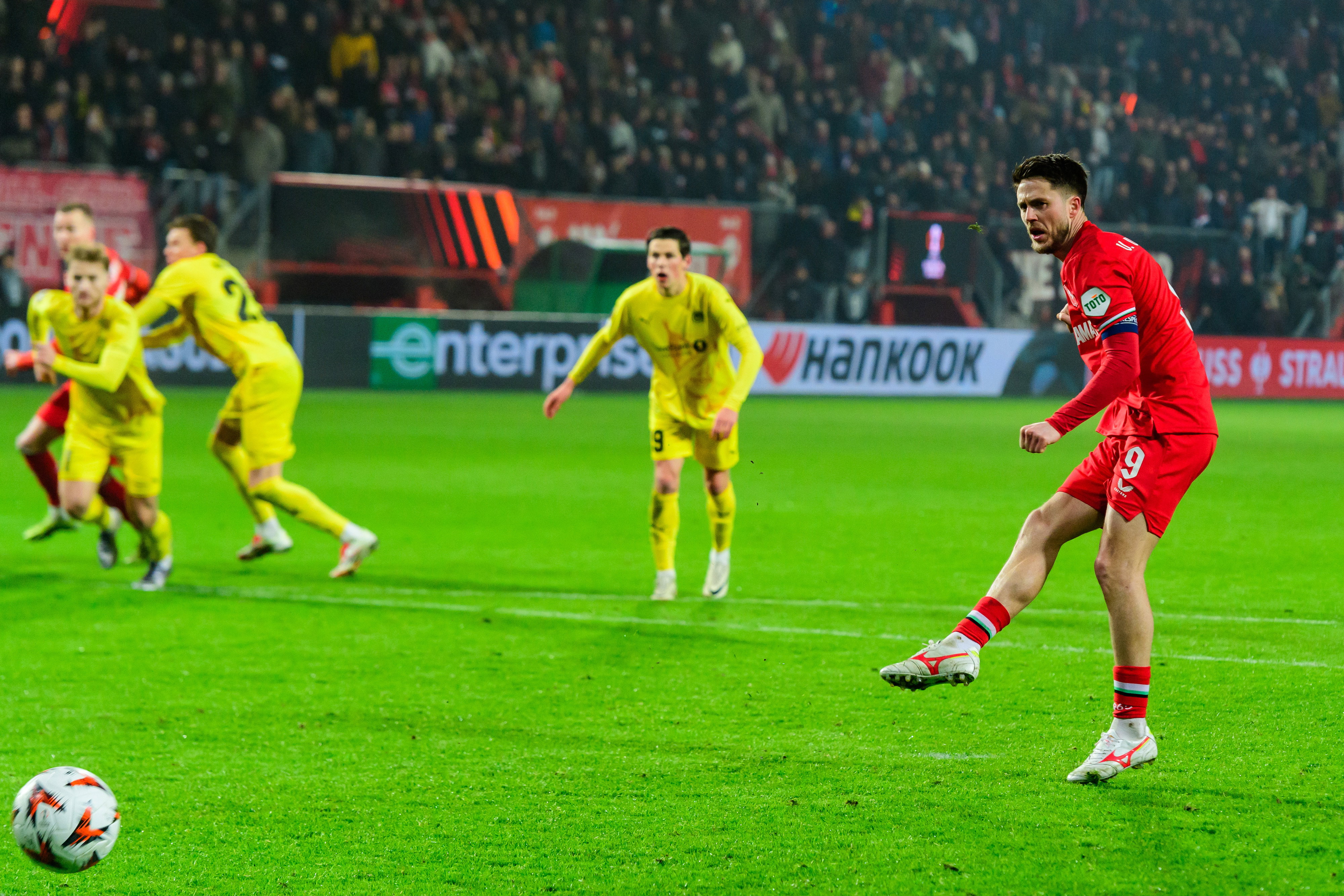 Ricky van Wolfswinkel schiet FC Twente naar de zege