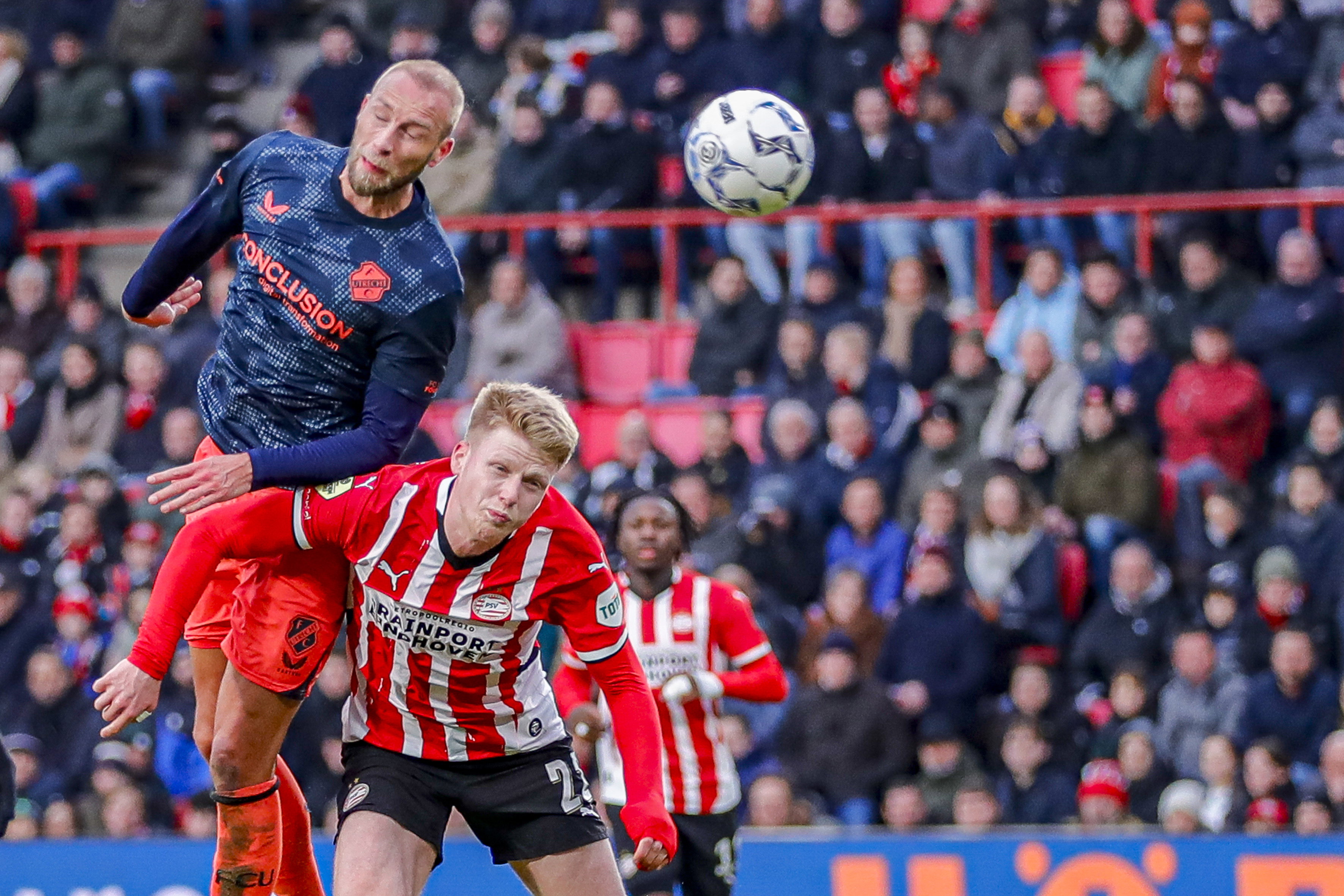 Mike van der Hoorn kopt tegen PSV