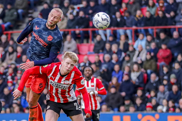 Mike van der Hoorn kopt tegen PSV