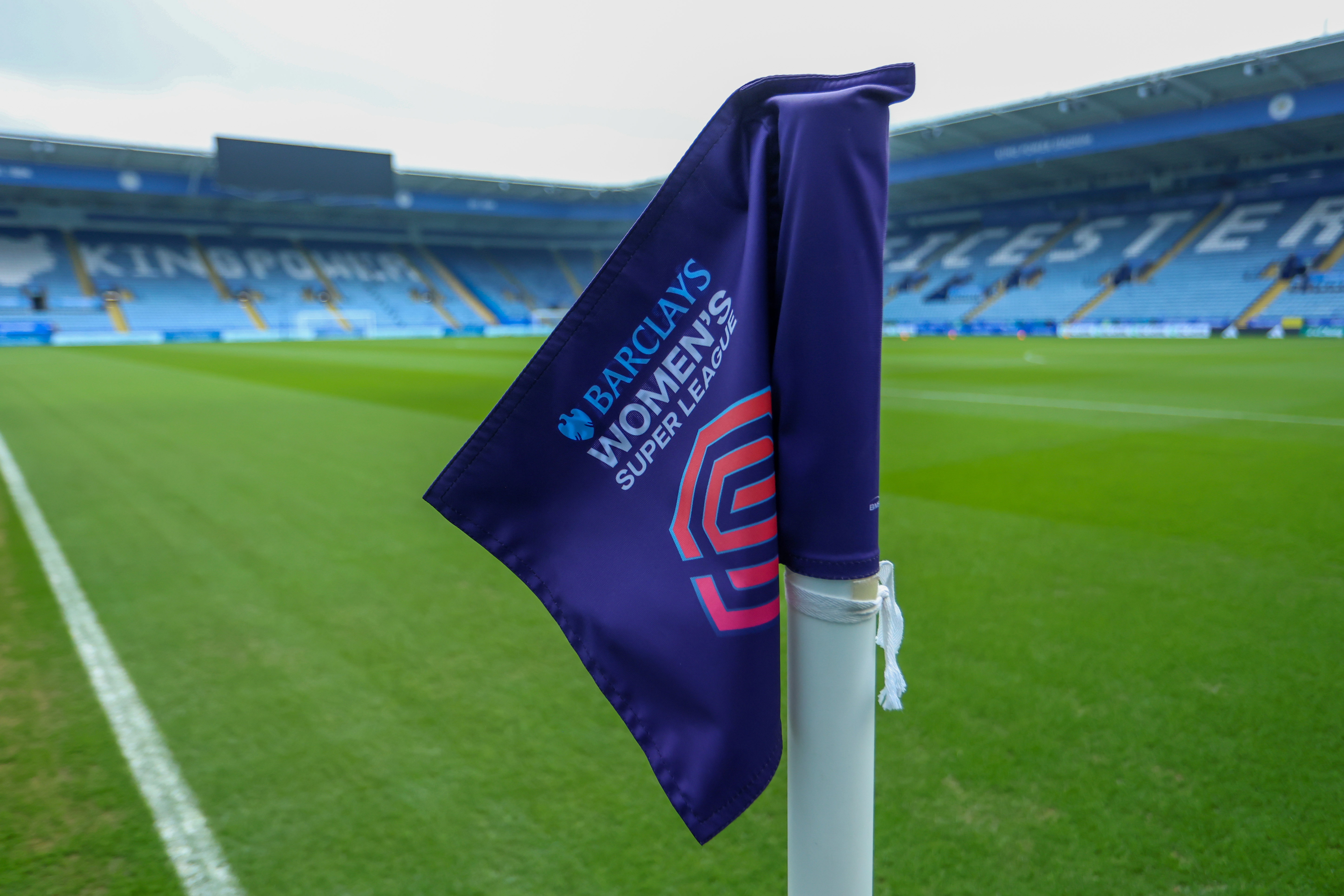 Het logo van de Barclays Women's Super League op een cornervlag