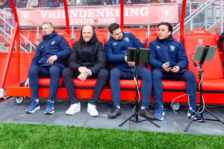 Peter Uneken, Joseph Oosting, Sander Duits en Jeffrey de Visscher op de bank bij FC Twente