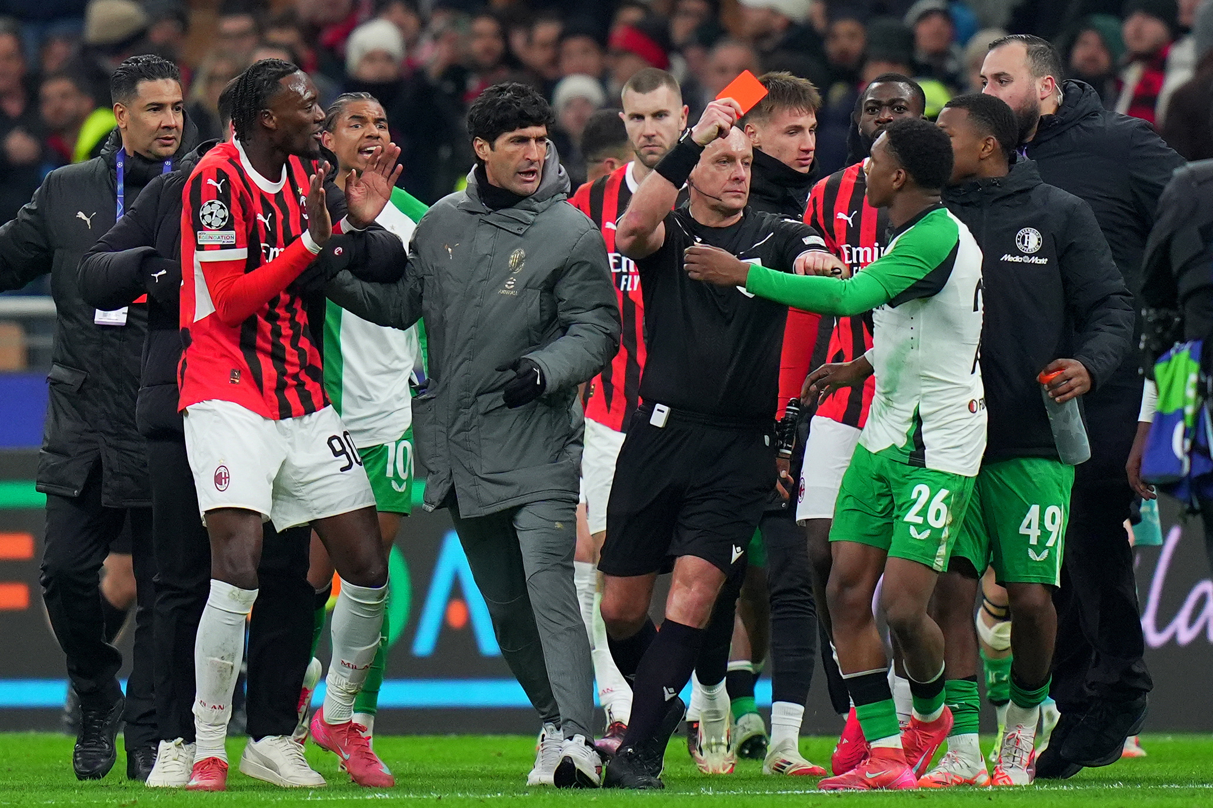 Givairo Read krijgt rood tegen AC Milan