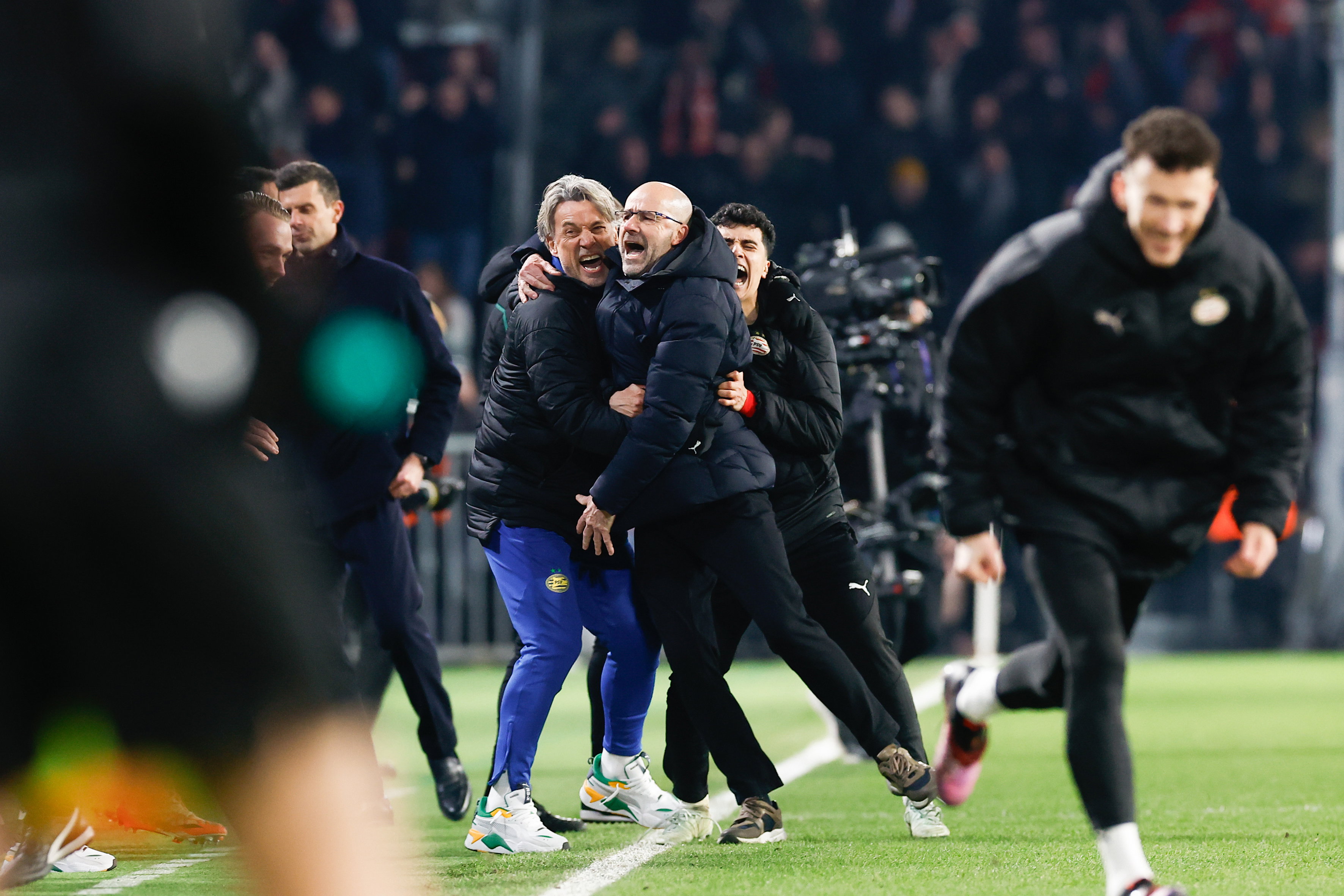 De bank van PSV is door het dolle heen na de zege op Juventus