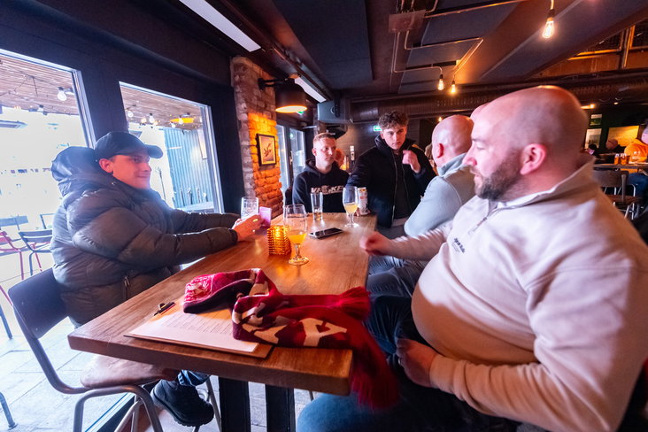 FC Twente-supporters in Bodø met in het midden Rutger Kattenpoel Oude Heerink