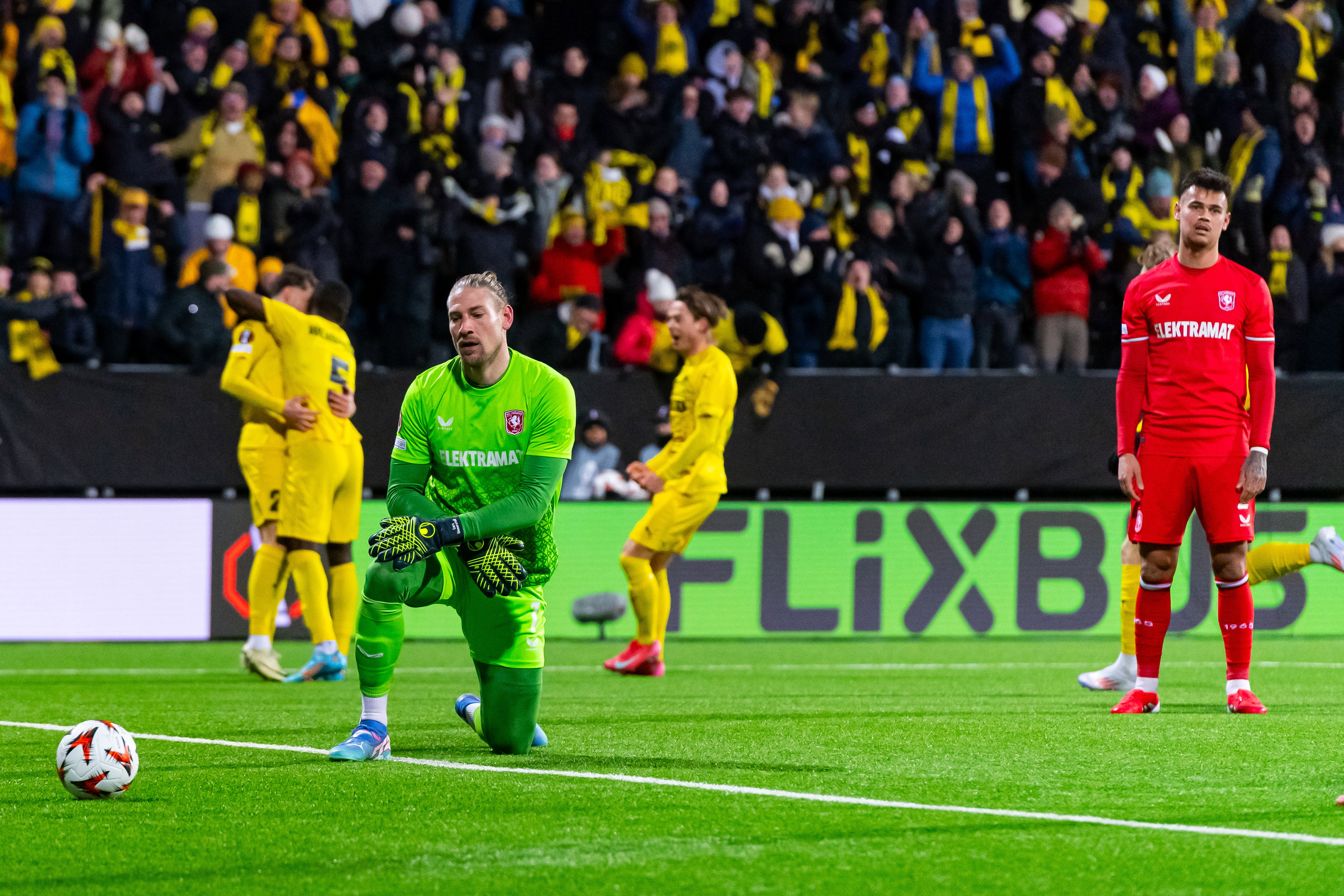 Mees Hilgers en Lars Unnerstall treuren na een goal van Bodø/Glimt
