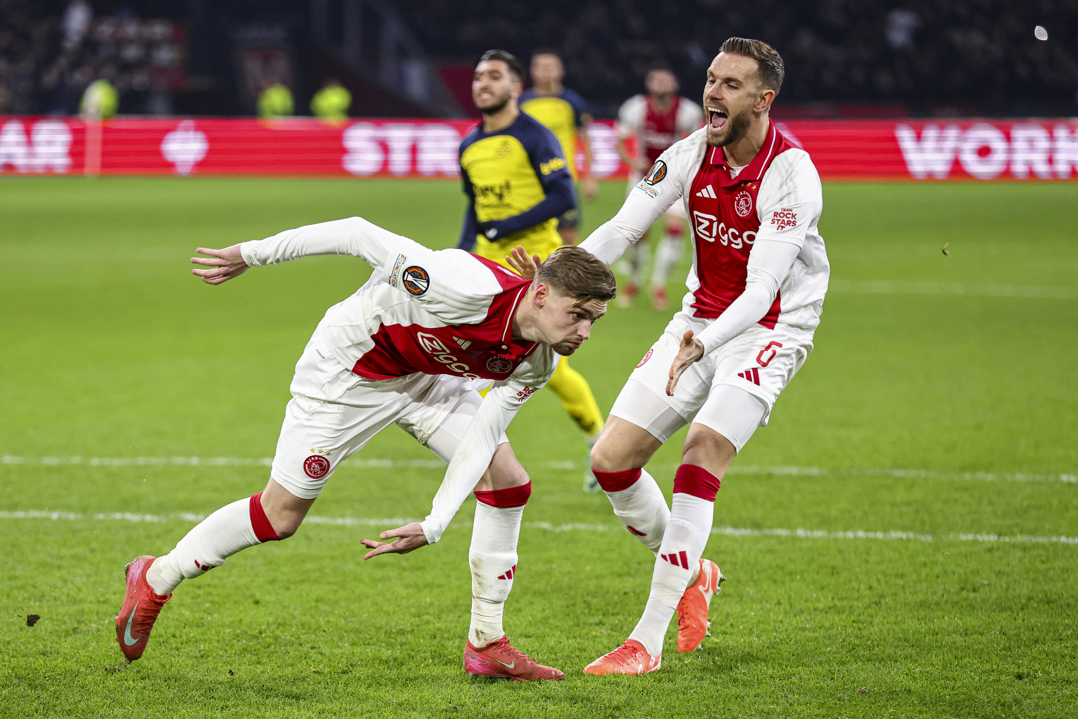 Kenneth Taylor en Jordan Henderson juichen na een benutte penalty