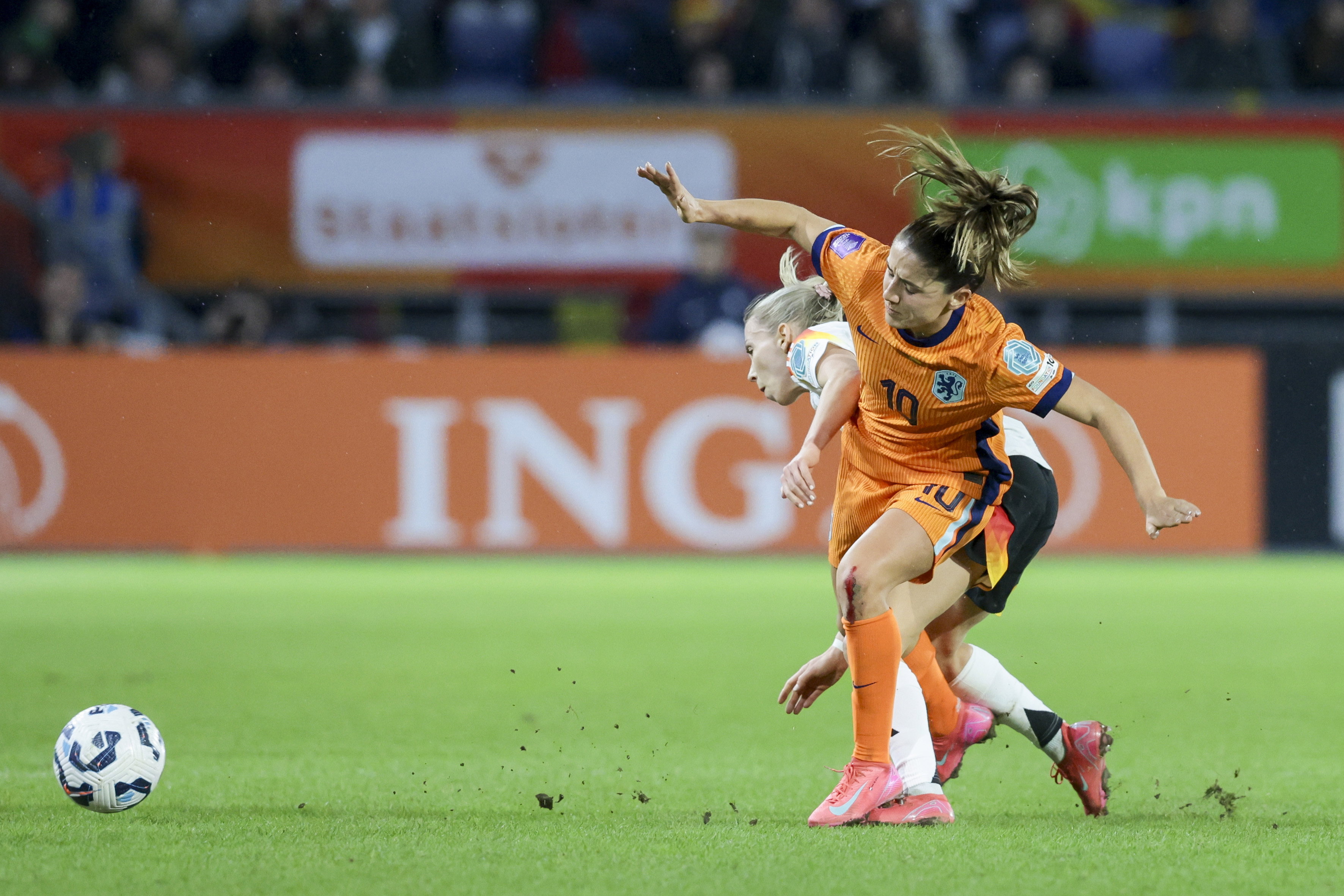 Daniëlle van de Donk in actie namens de OranjeLeeuwinnen tegen Duitsland