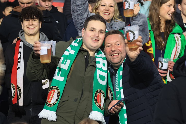 Feyenoord-supporters met bier