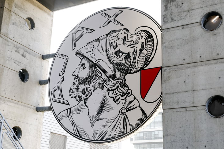 Het logo van Ajax aan de Johan Cruijff Arena