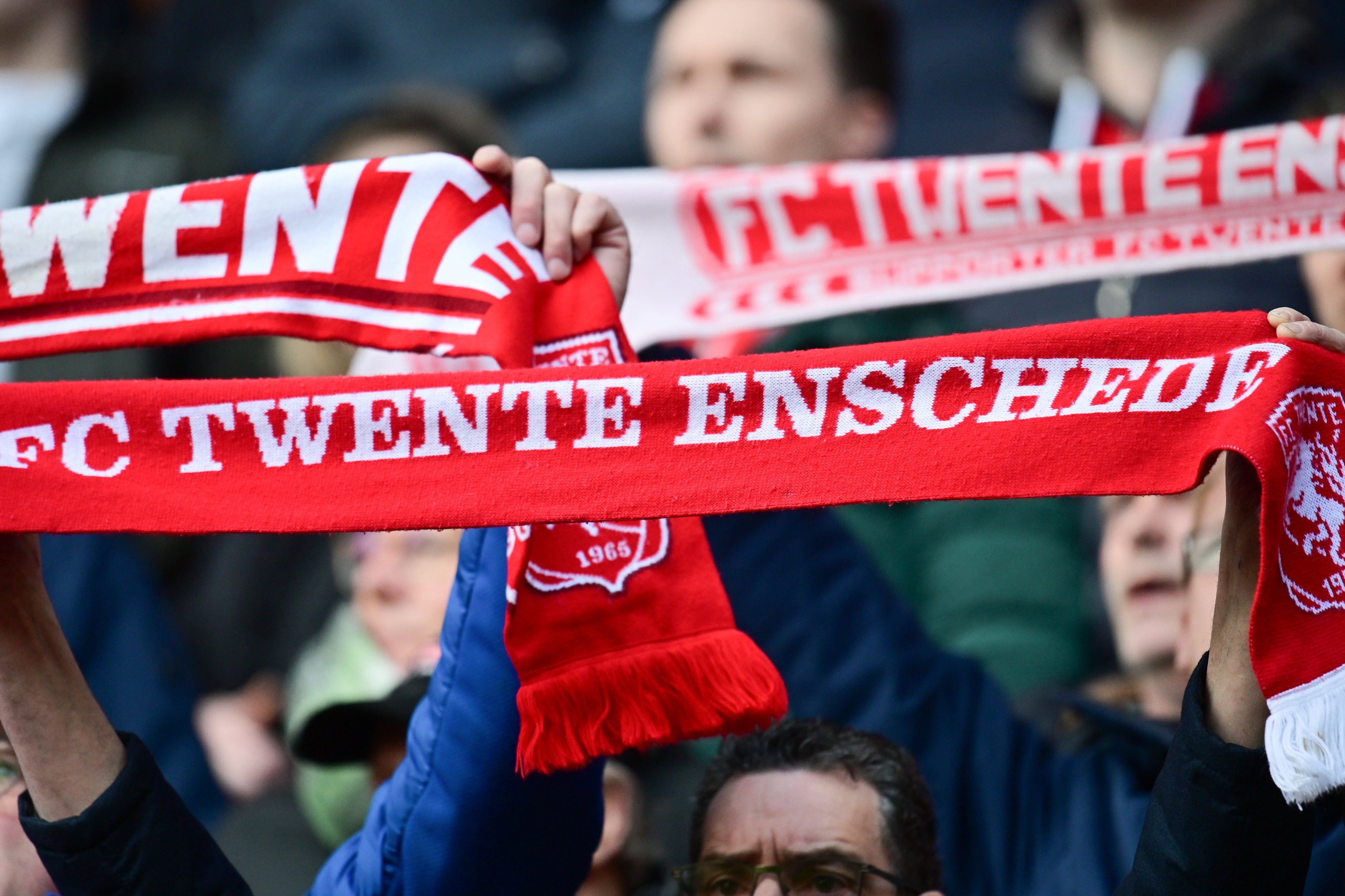 FC Twente-supporters met sjaals
