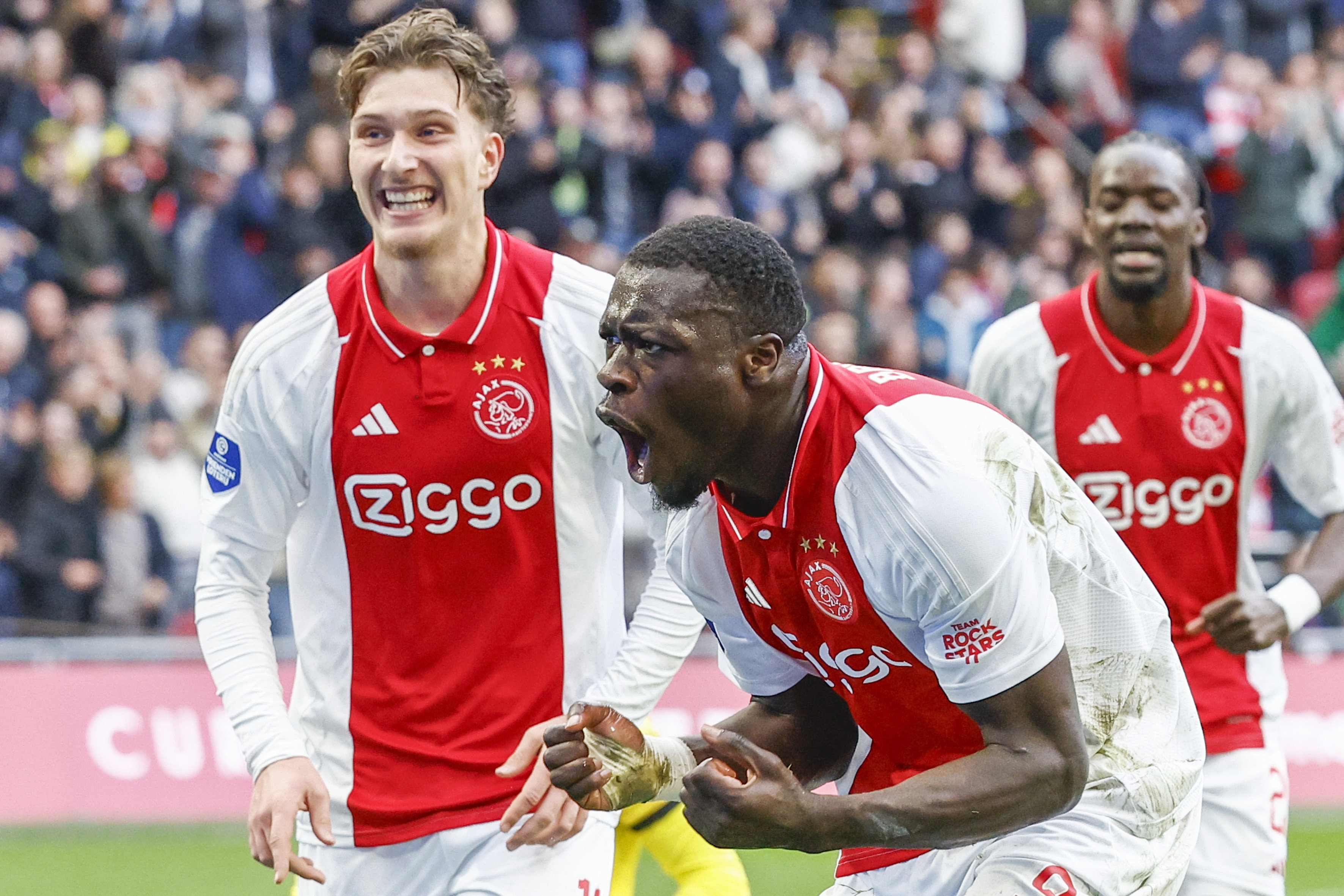 Brian Brobbey viert zijn doelpunt