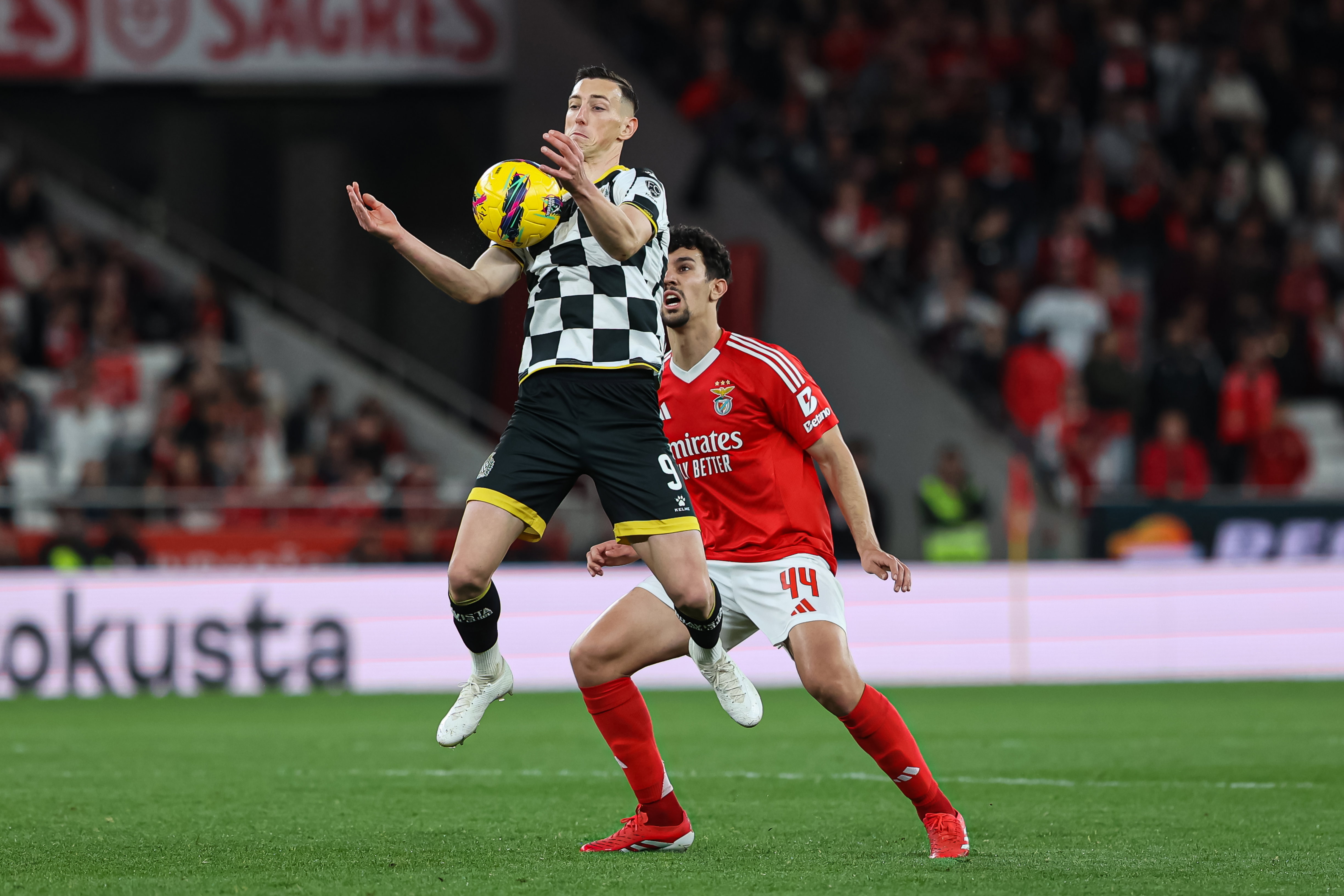 Robert Bozenik neemt de bal aan